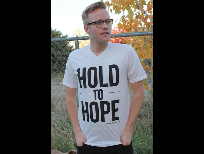 Matrimonio SUD diseña ropa inspirada en la creencia cristiana y abre compañía 