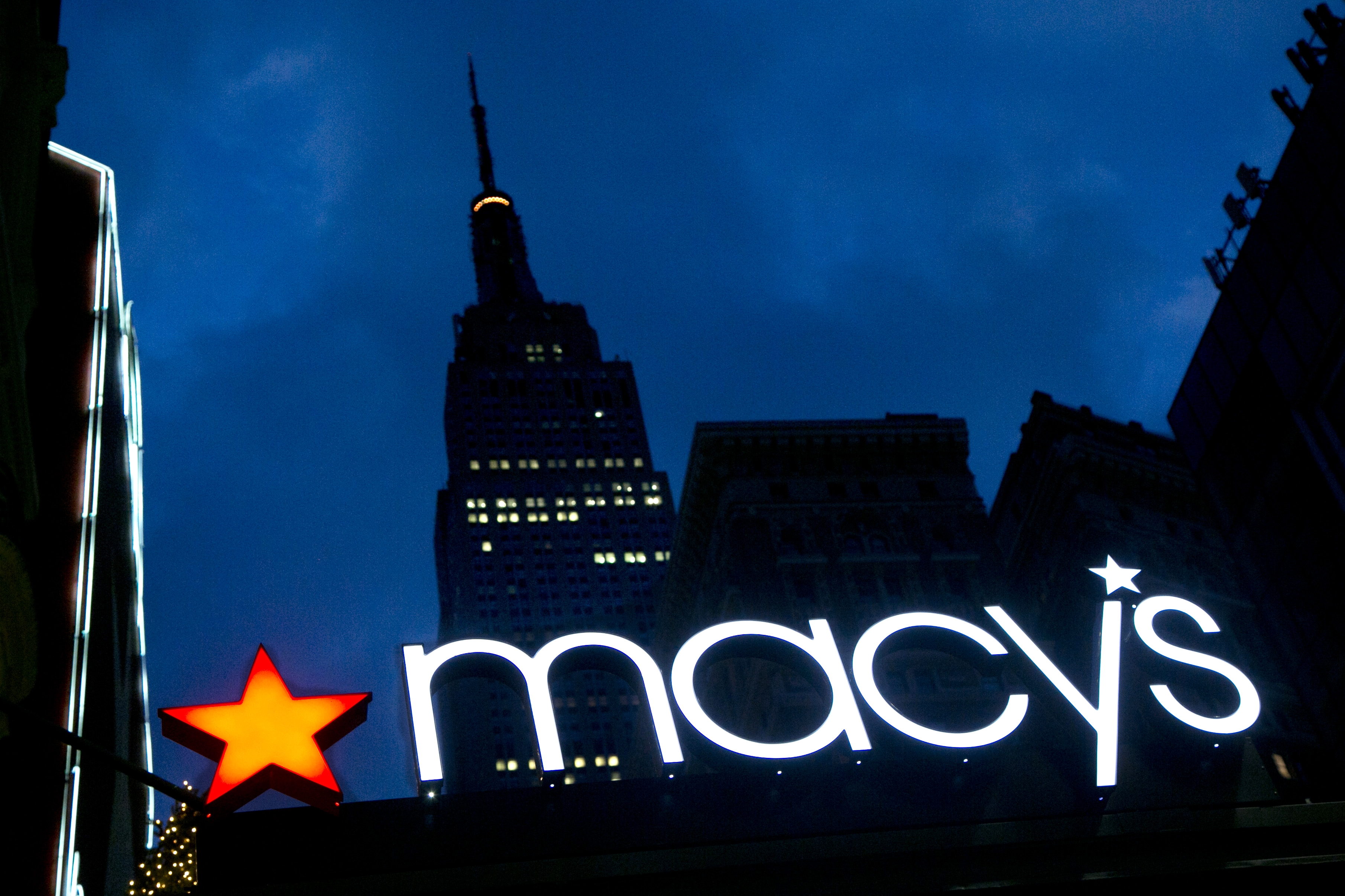 Macy's cuts outlook in sign of discounts to come