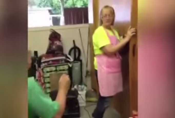 Esposo encuentra el anillo de boda de su esposa luego de 15 años y propone nuevamente