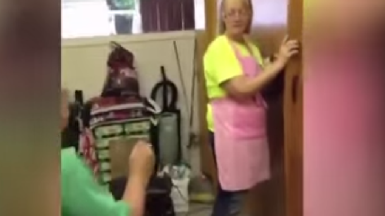 Esposo encuentra el anillo de boda de su esposa luego de 15 años y propone nuevamente