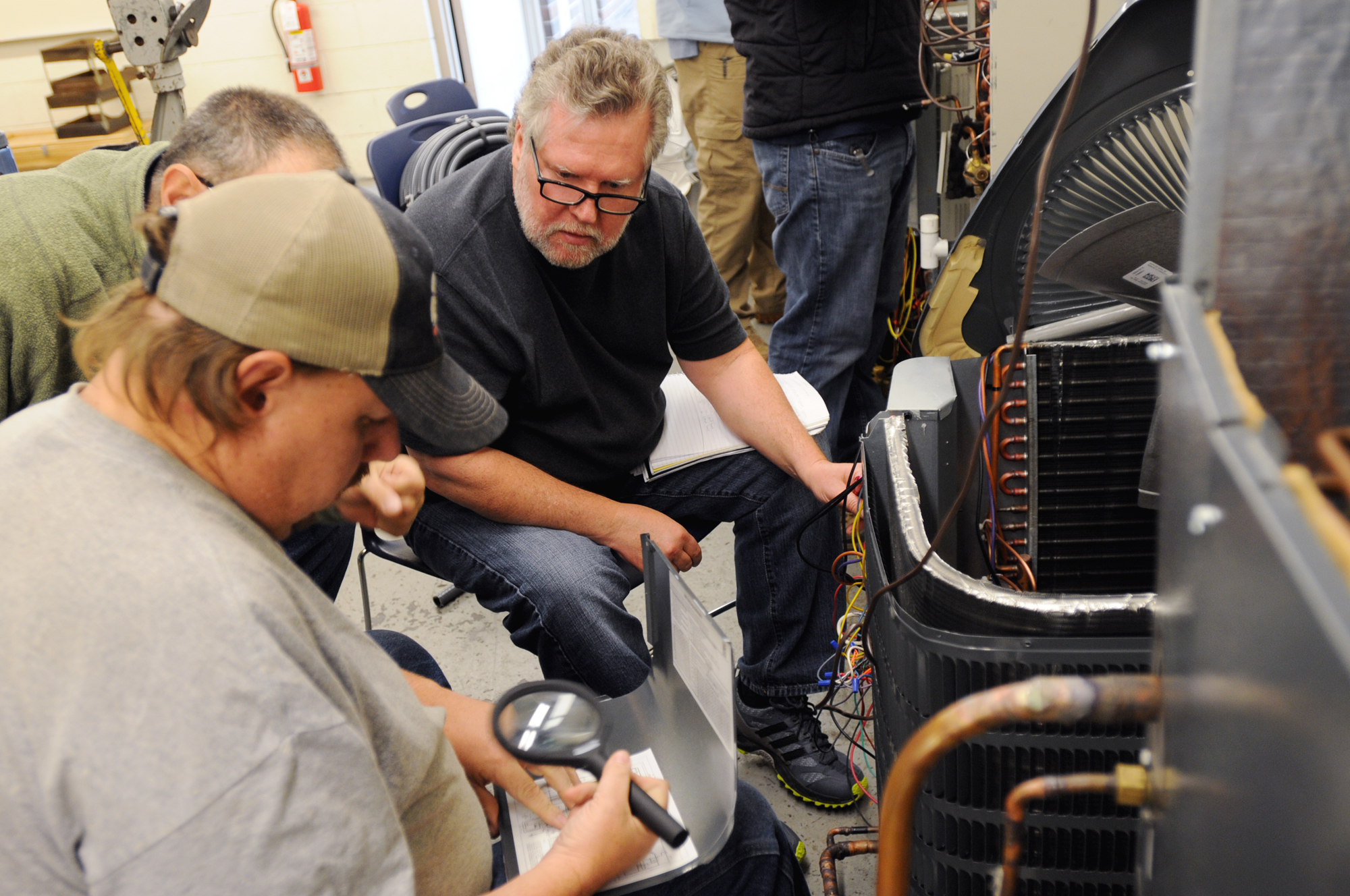 Applications for US jobless aid climb to 290,000