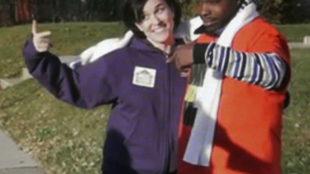 Mayor rejects criticism over 'Pointergate' photo