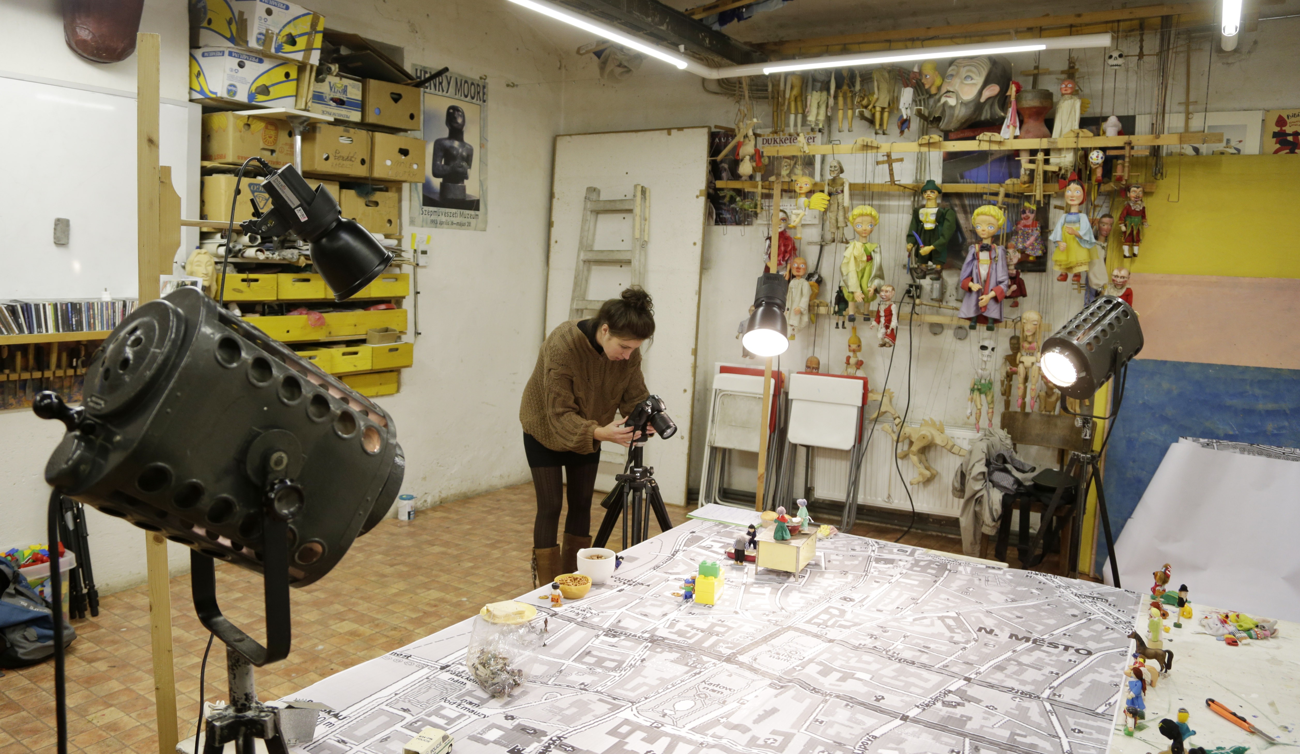 Toys talk to kids about Velvet Revolution