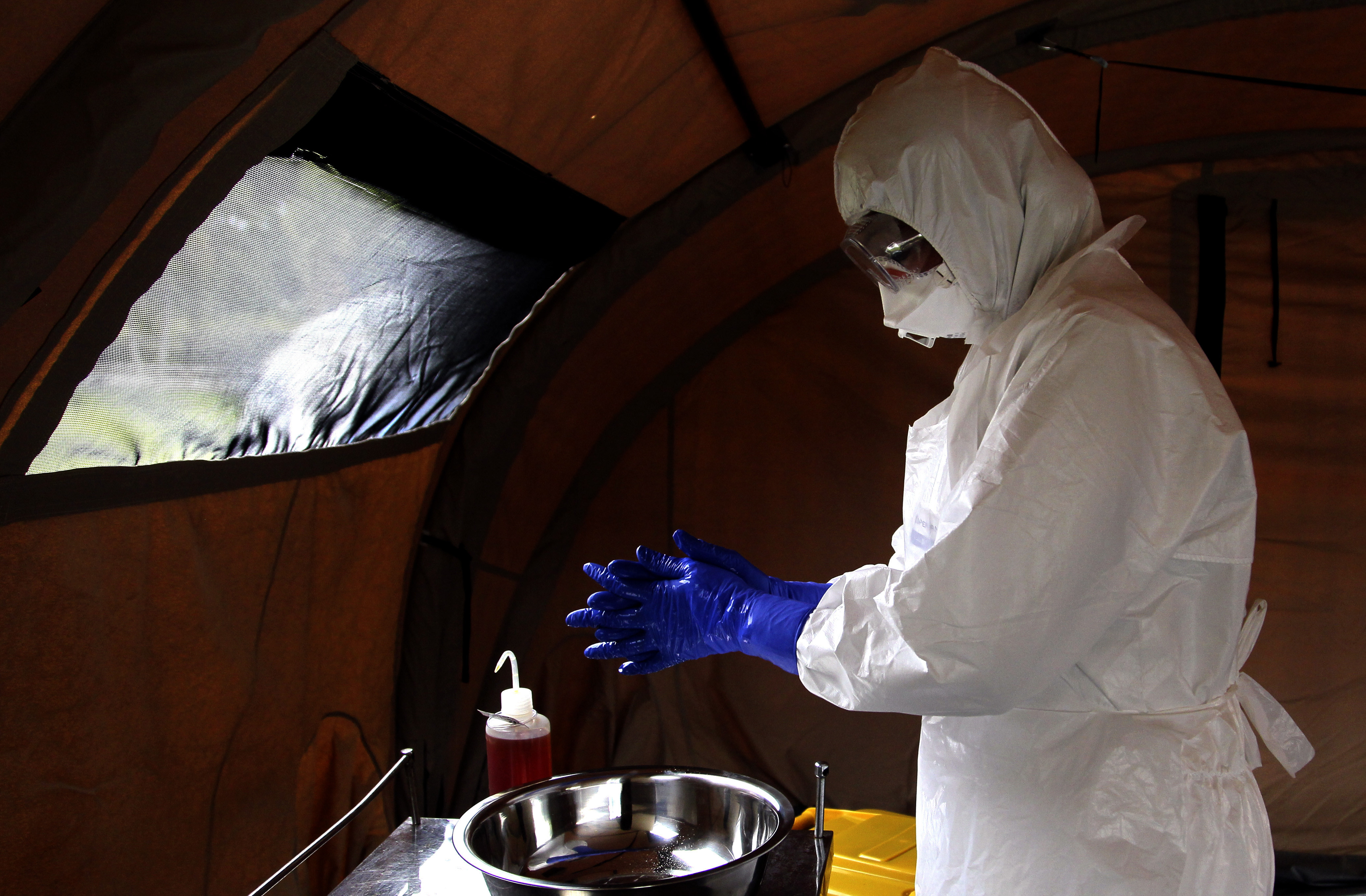 Cuba says doctor catches Ebola in Sierra Leone