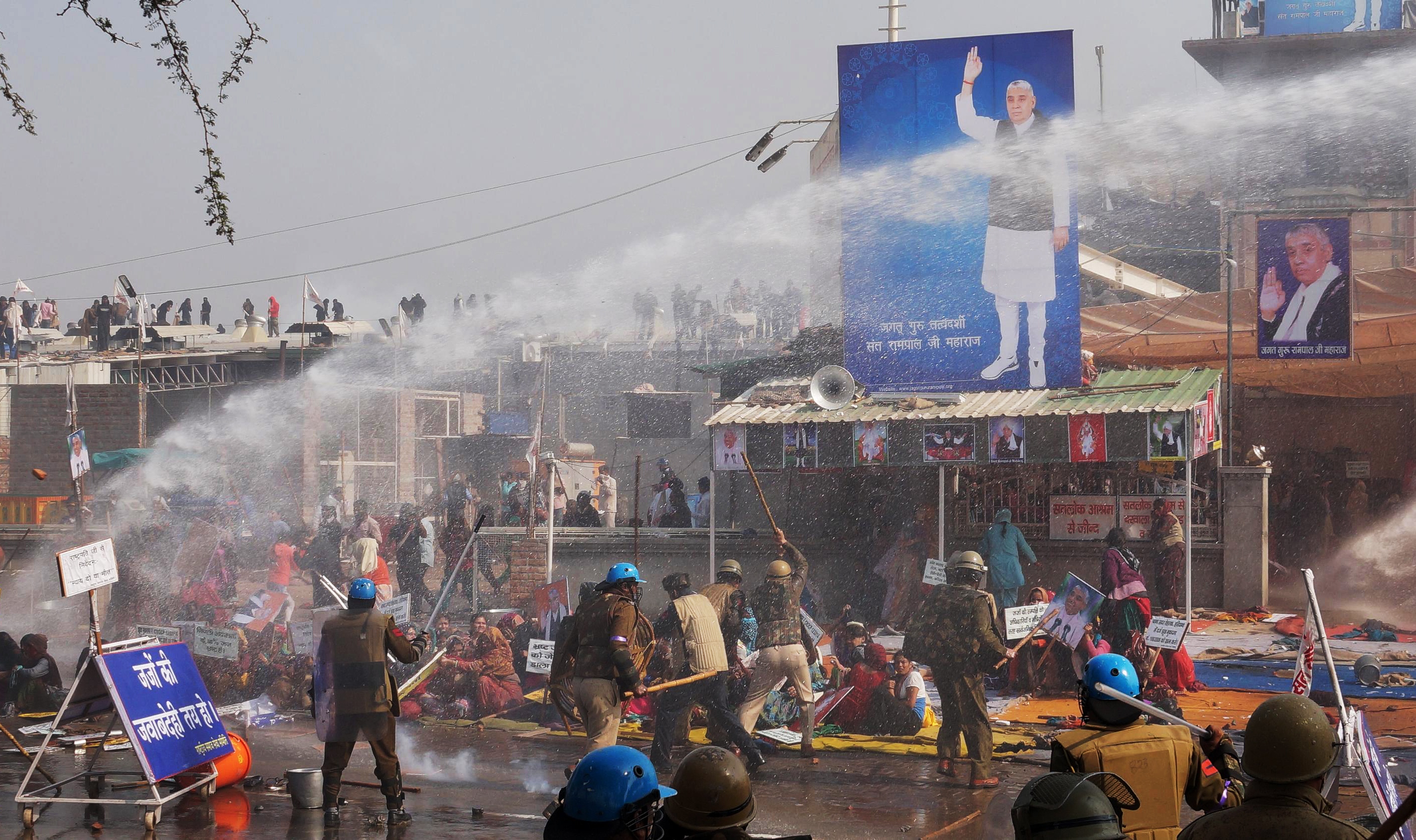 Police arrest guru ending India standoff