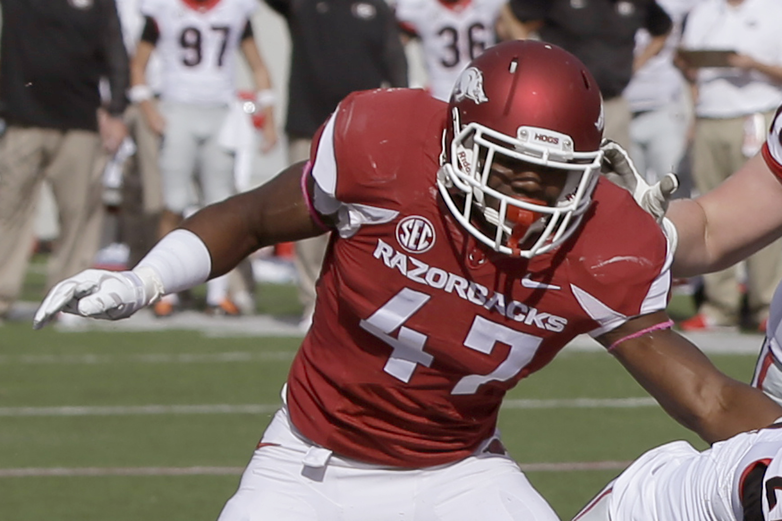 Spaight excelling at linebacker for Arkansas
