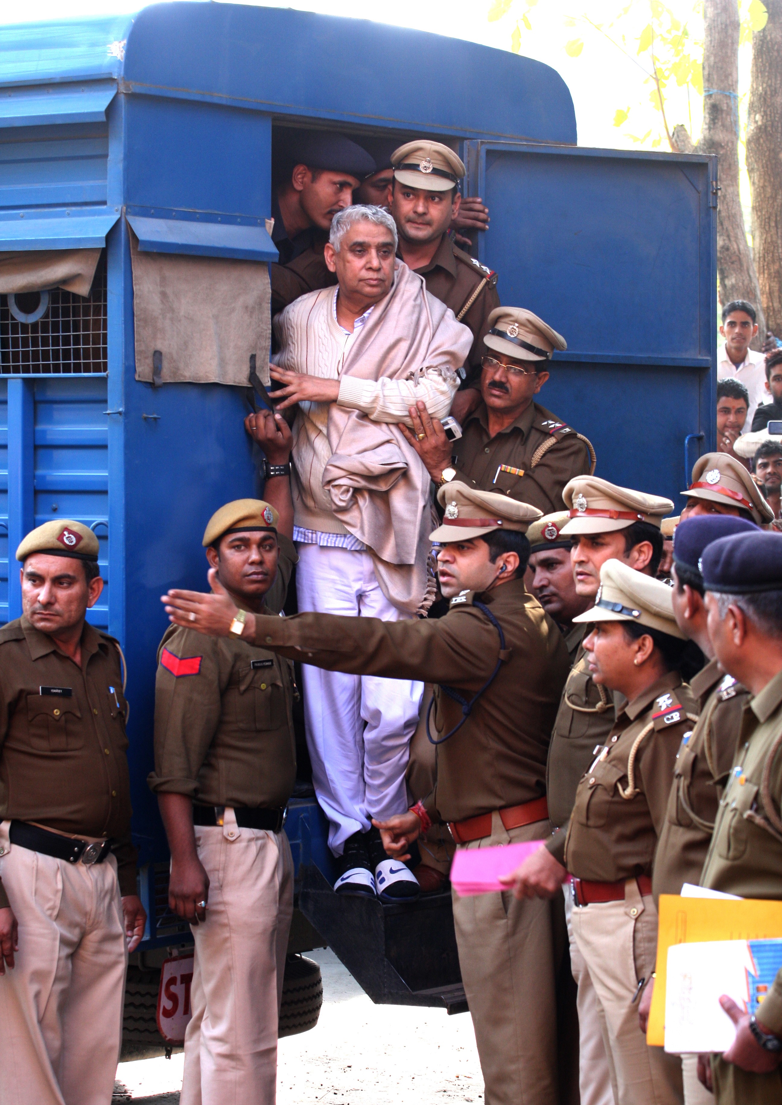 Indian guru in deadly standoff due in court