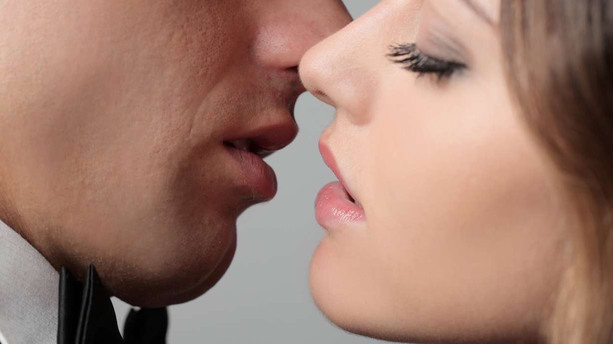 Estudio encuentra que un beso de 10 segundos transfiere 80 millones de bacterias