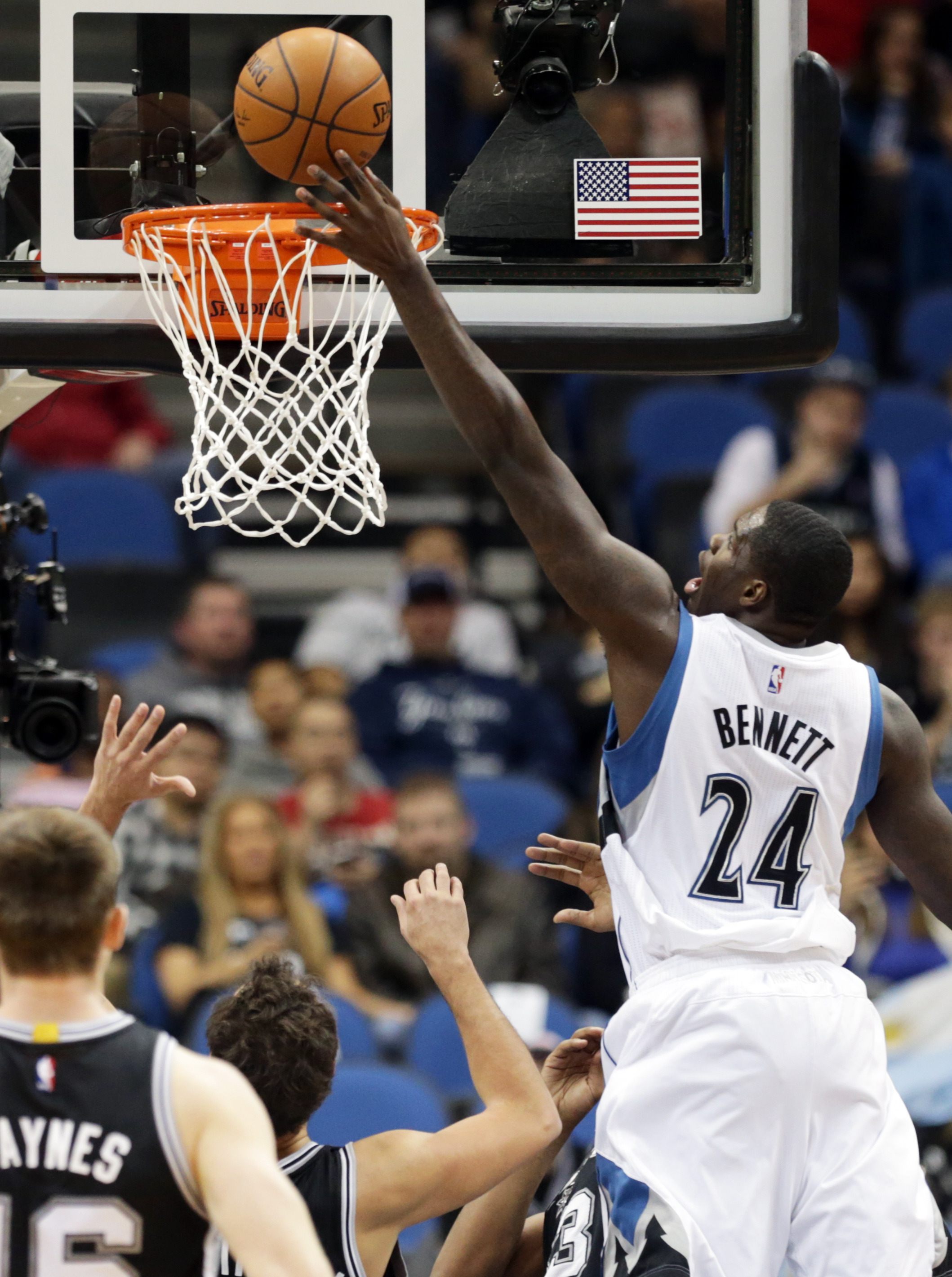 Parker's 28 helps Spurs carve up Wolves 121-92