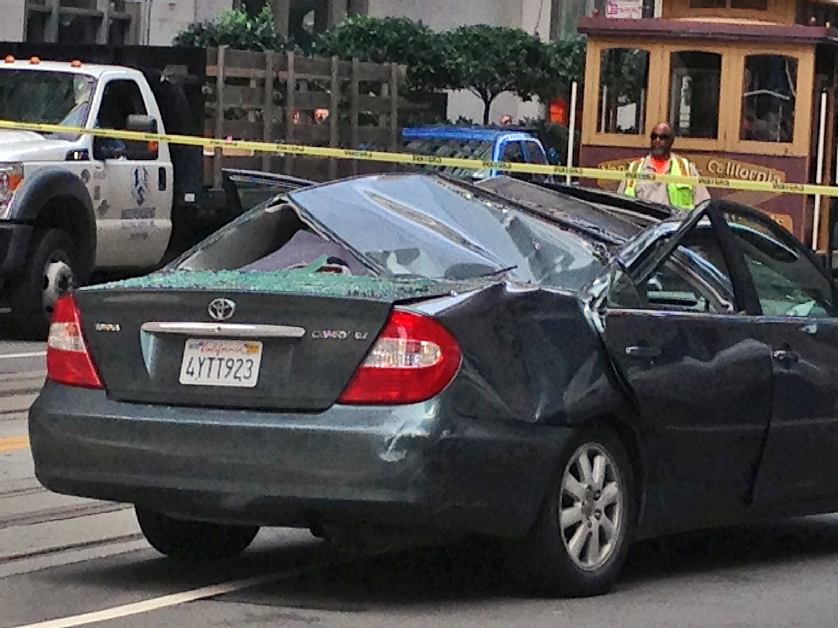 Window washer falls onto car in San Francisco