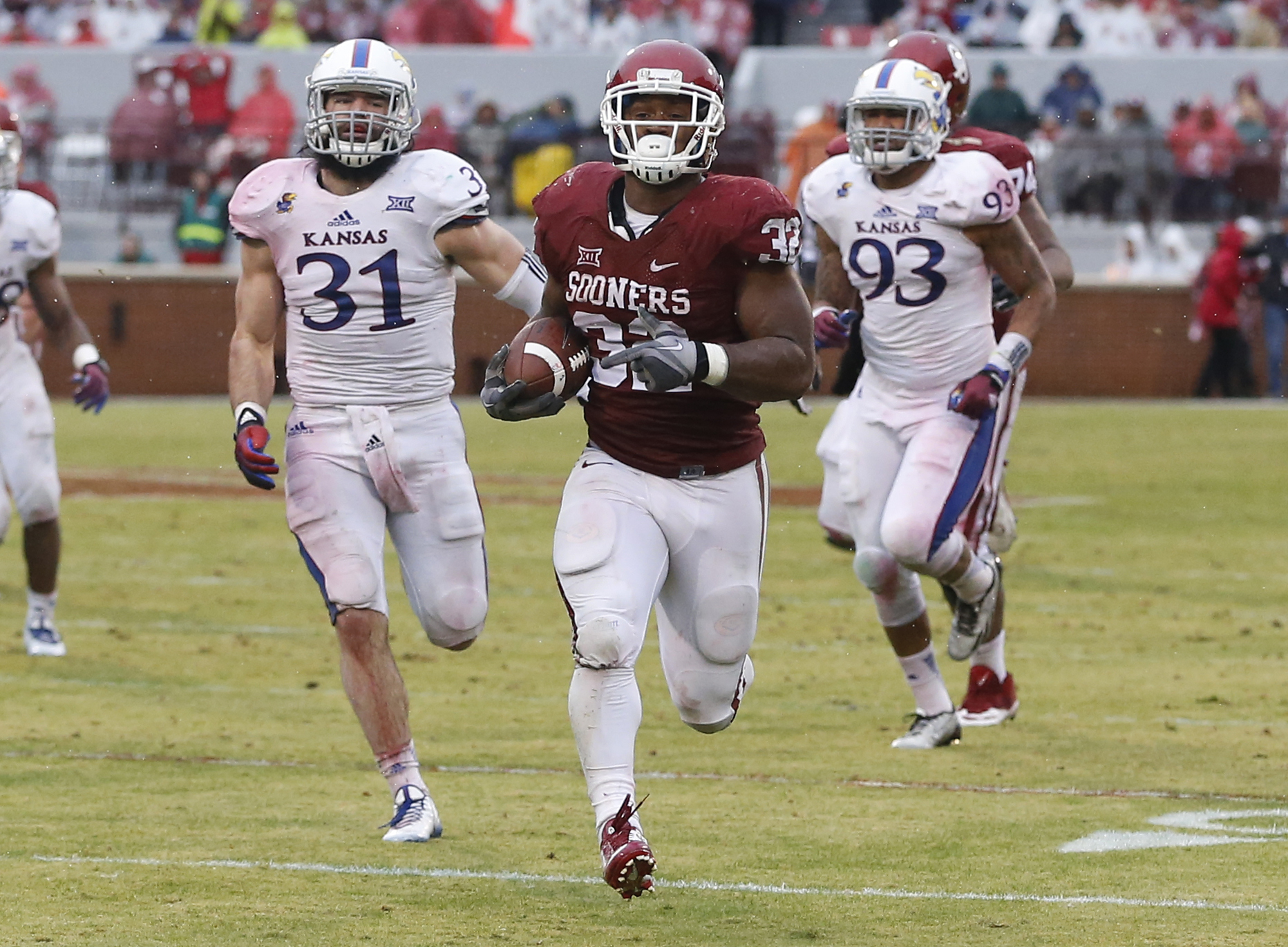 Oklahoma's Perine runs for record 427 yards