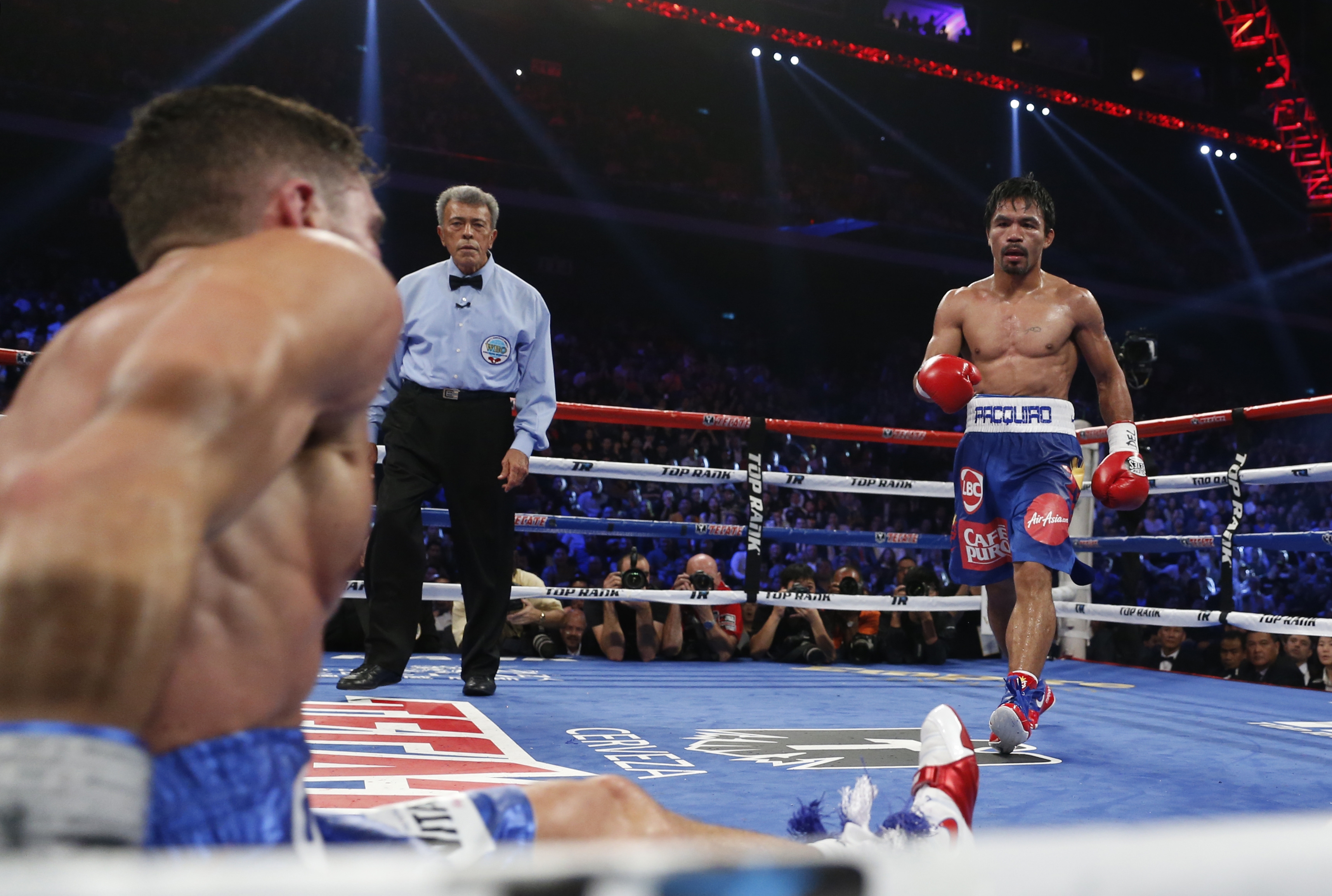 Pacquiao knocks Algieri down 6 times, dominates