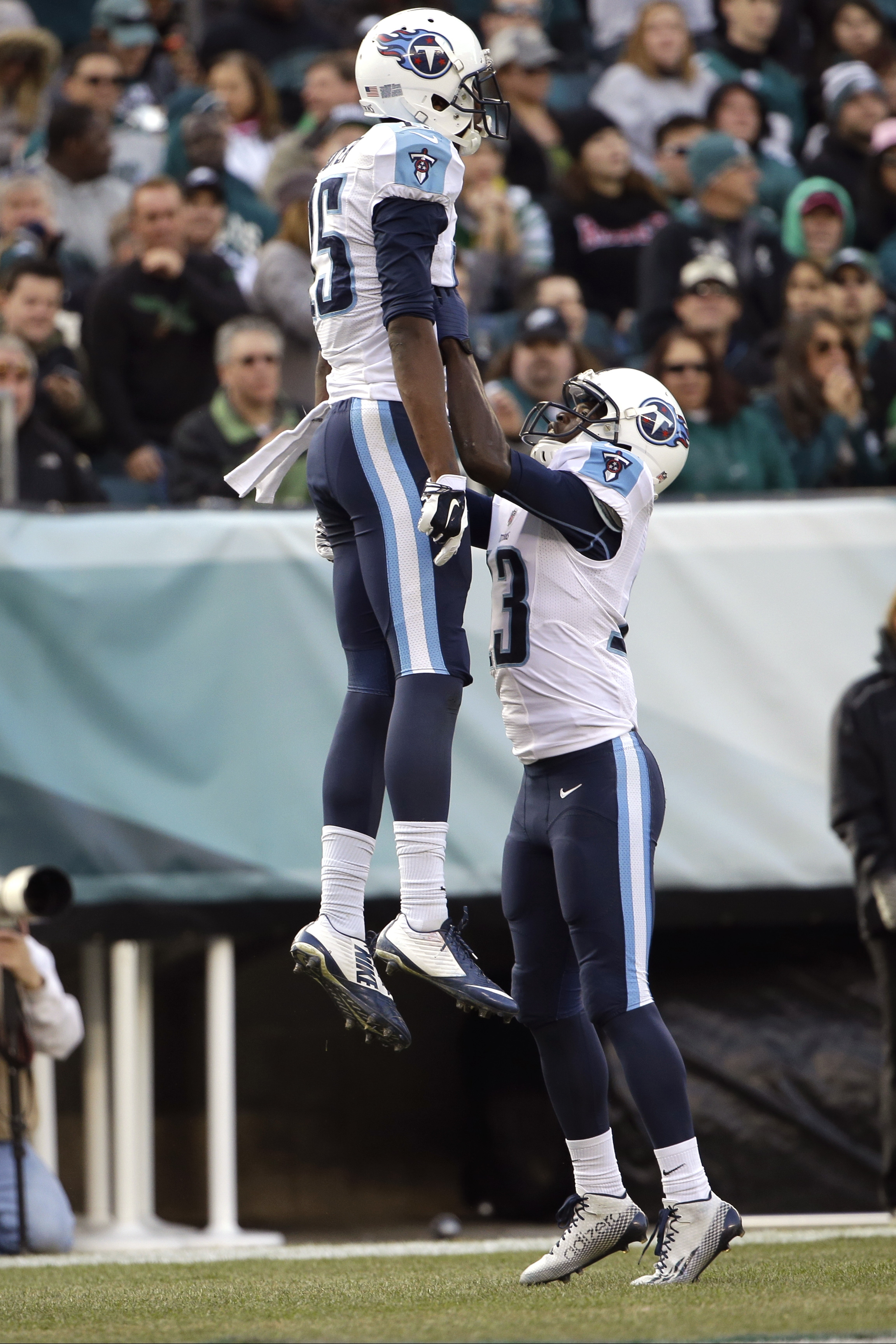 Huff, McCoy lead Eagles past Titans, 43-24
