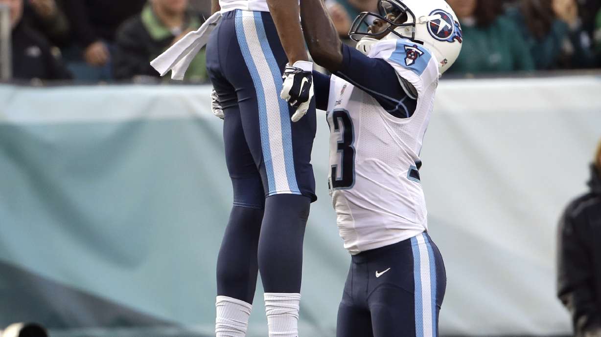 Huff, McCoy lead Eagles past Titans, 43-24