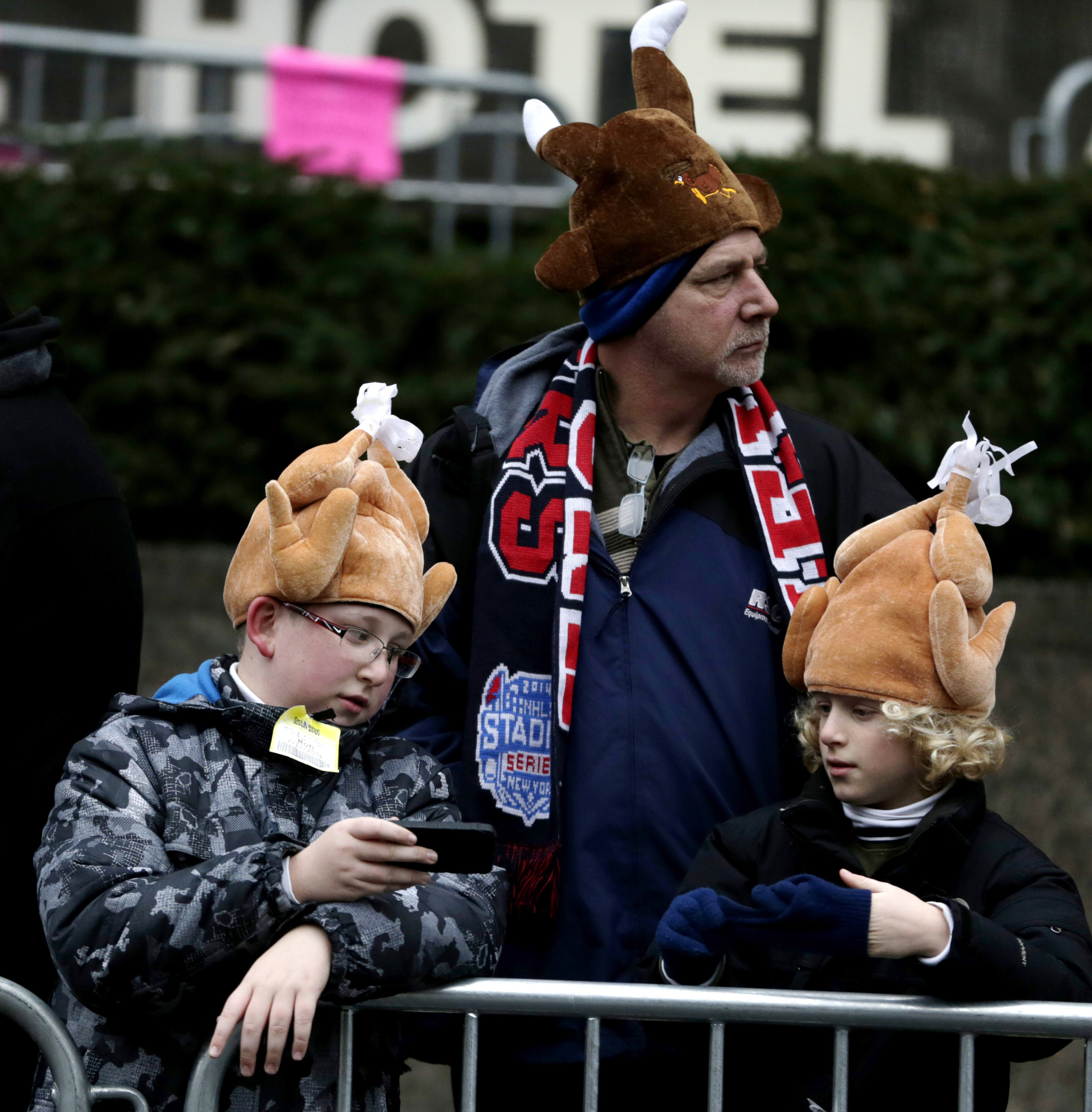Giant balloons draw oohs, ahhs at Macy's parade