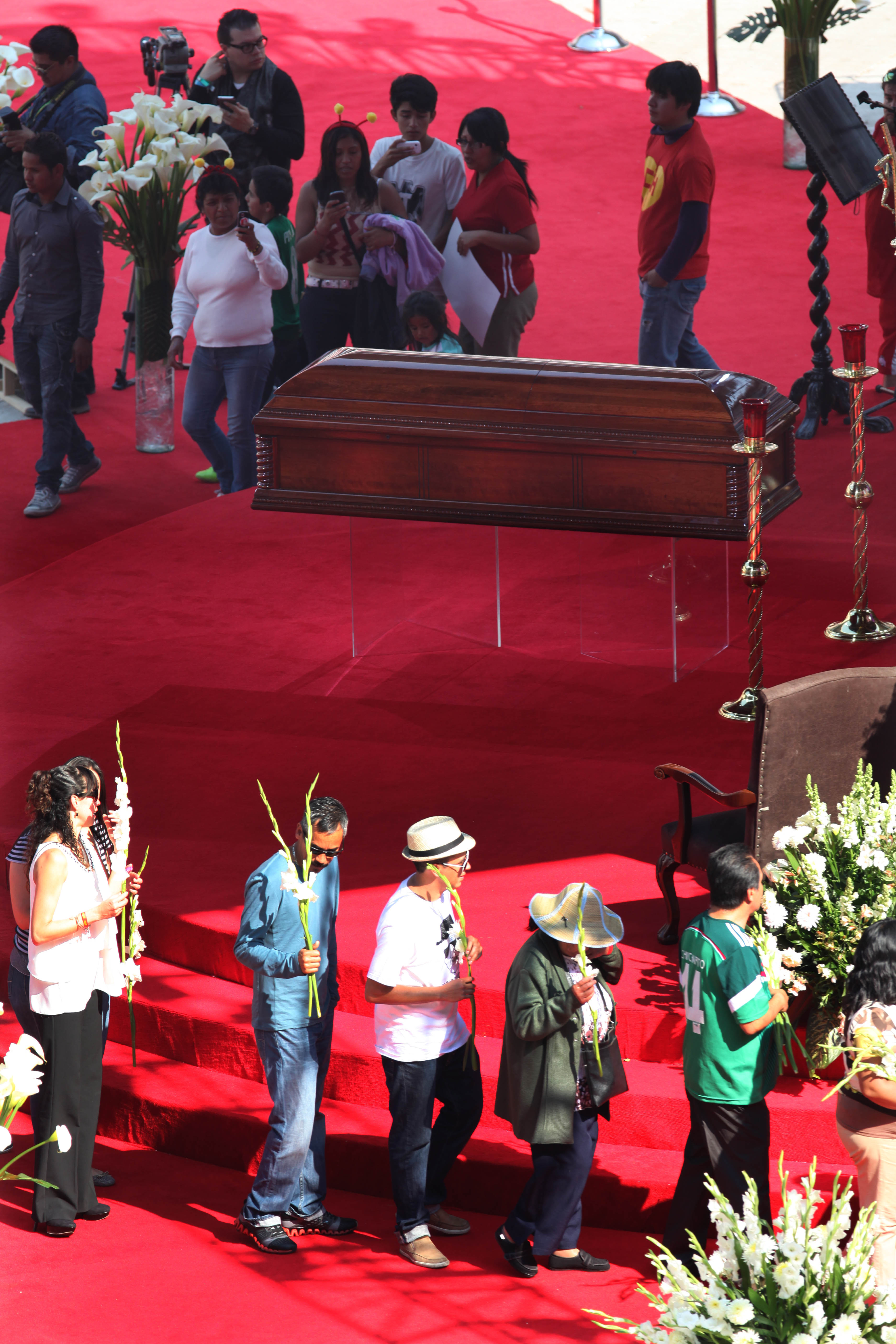 Thousands in Mexico pay homage to 'Chespirito'