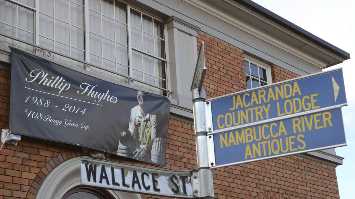 Mourners arrive for Australian cricketer's funeral