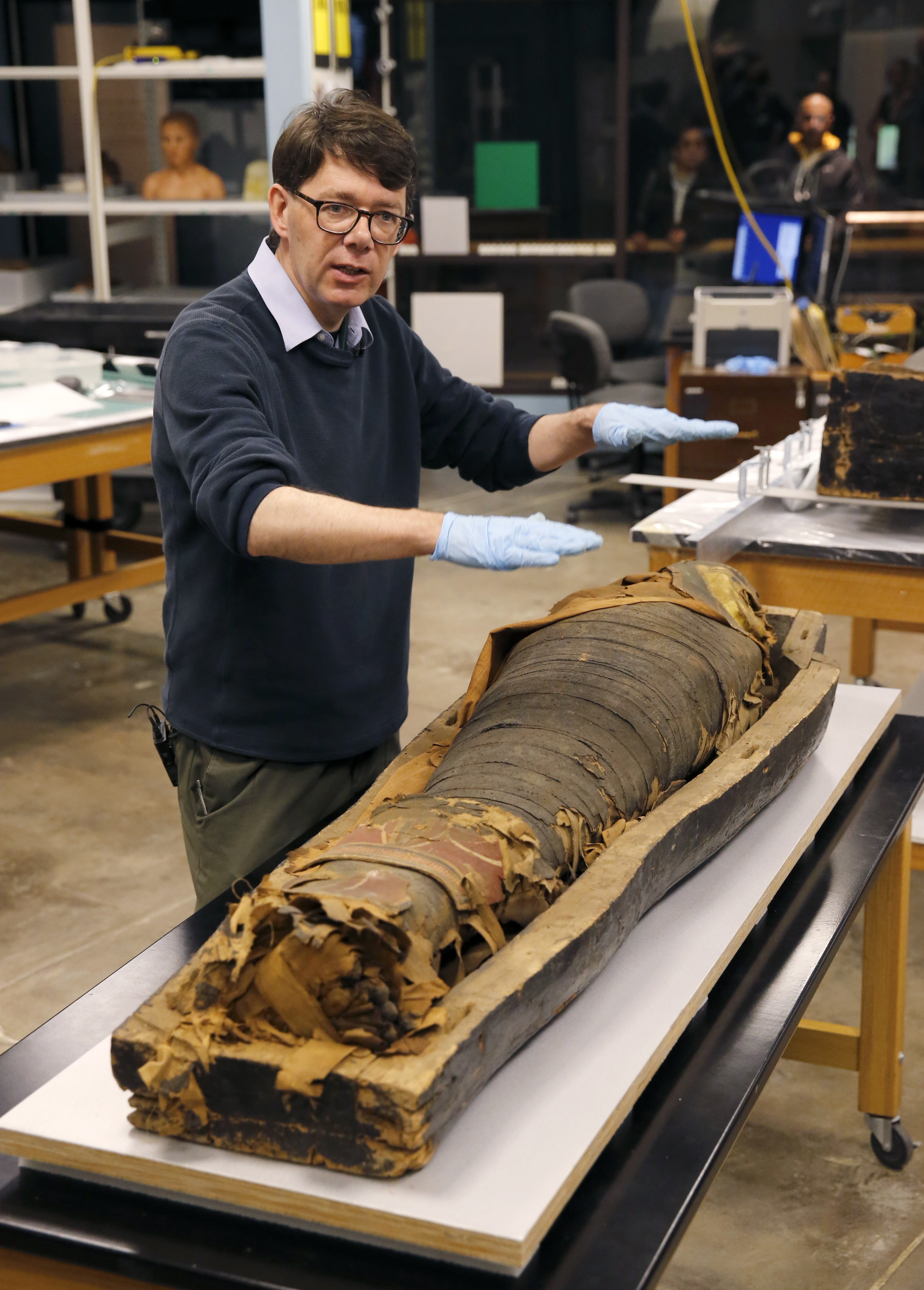 Chicago museum lifts lid on Egyptian mummy coffin