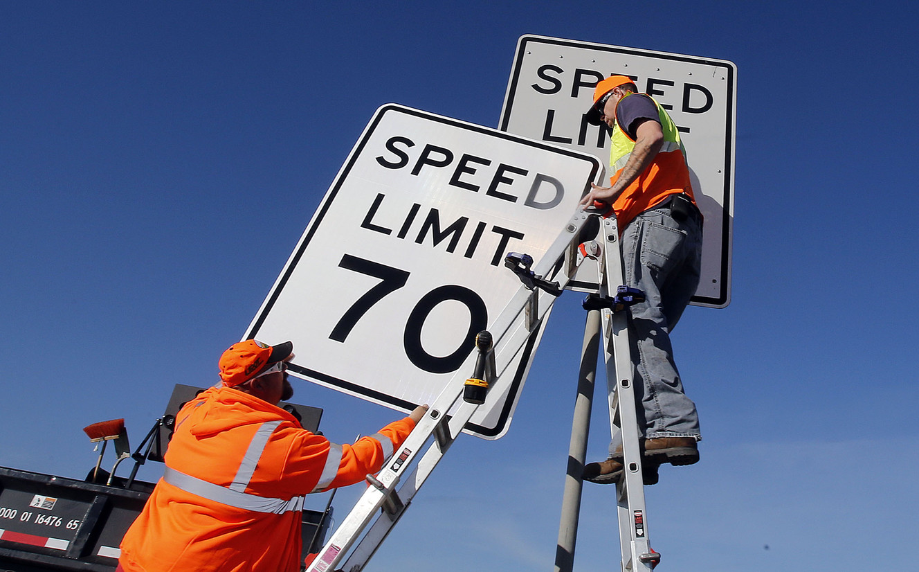 Crews install new 70 mph freeway speed limit signs | KSL.com
