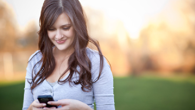texting girl shutter