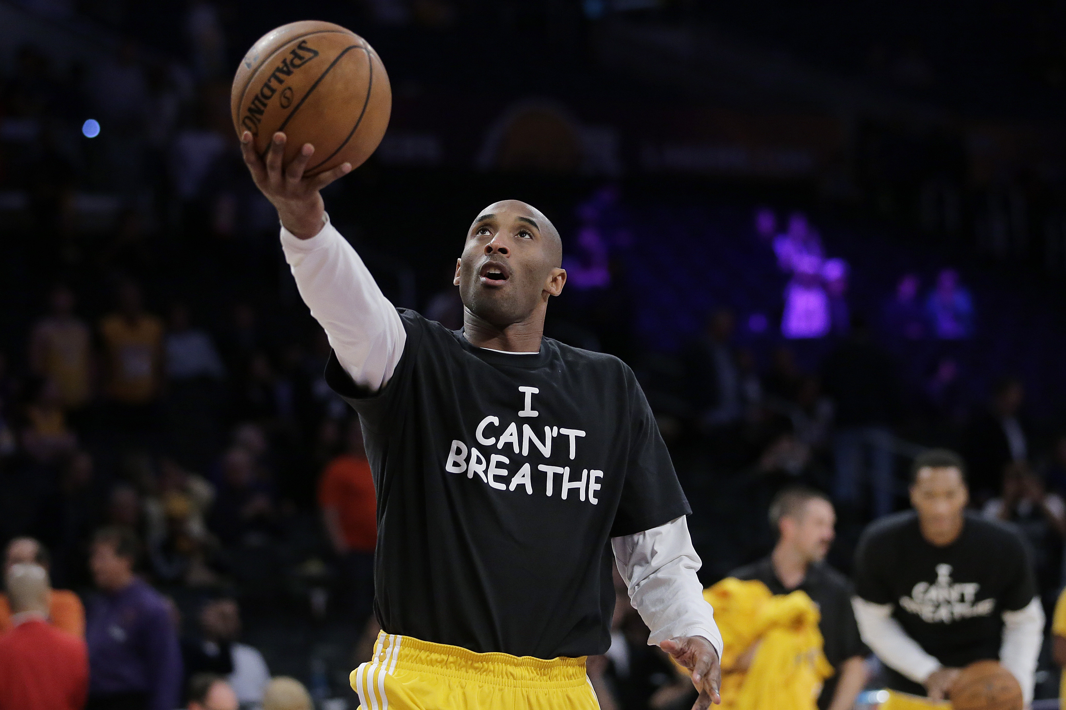 Kobe, Lakers in "I Can't Breathe" shirts in warmup