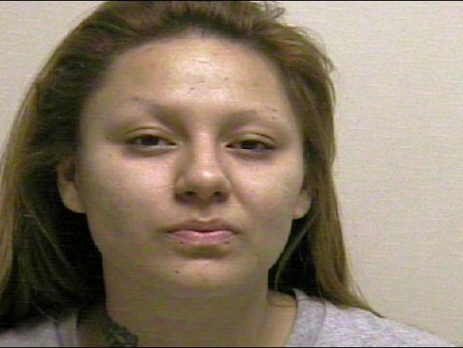 Esposa es arrestada por apuñalar y morder a su marido en frente de su hija de 1 año