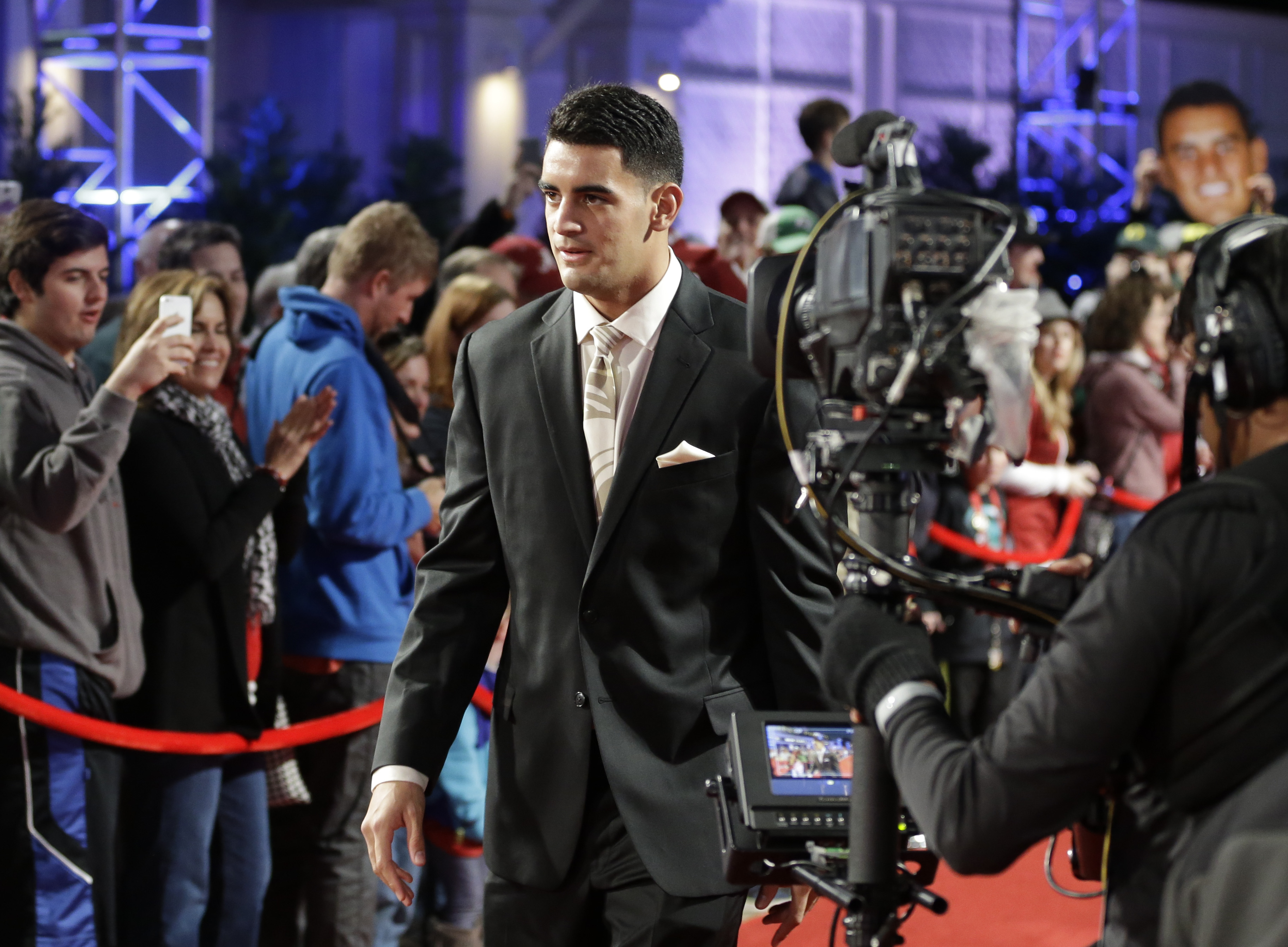 Oregon QB Marcus Mariota wins Maxwell Award