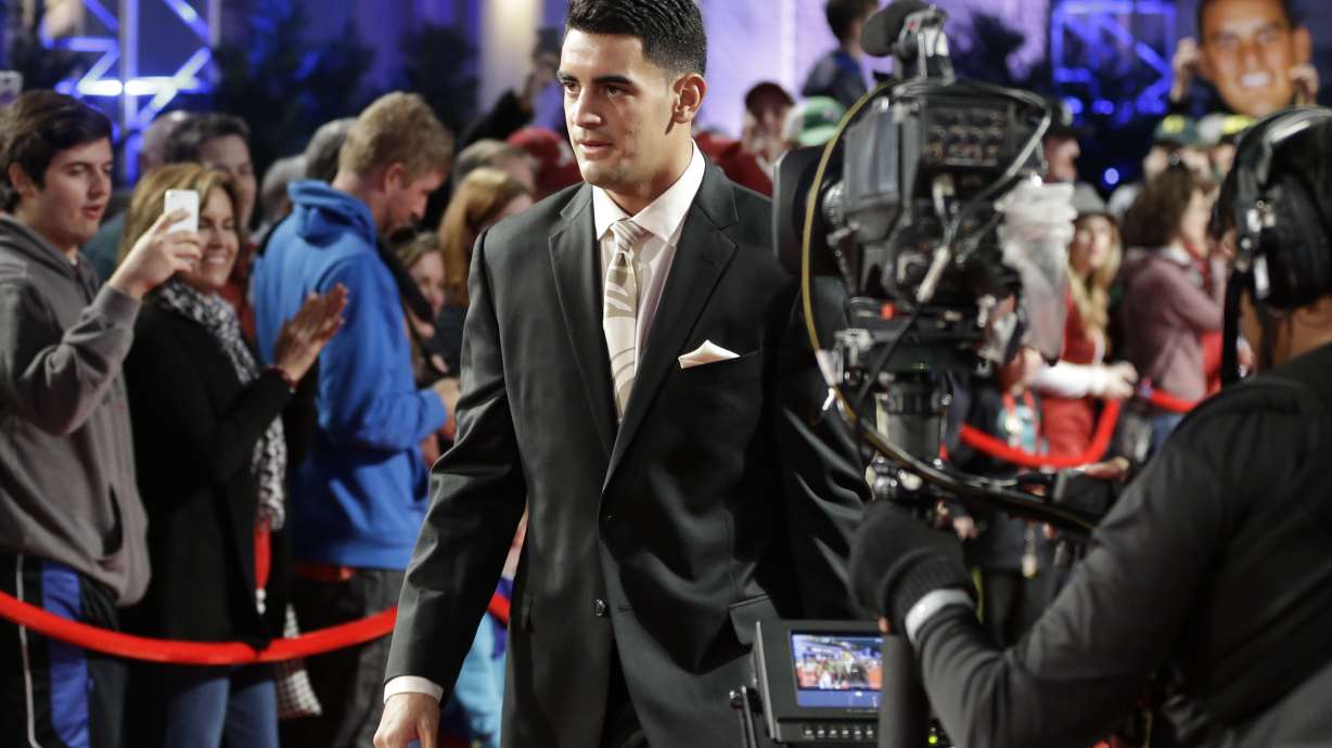 Oregon QB Marcus Mariota wins Maxwell Award