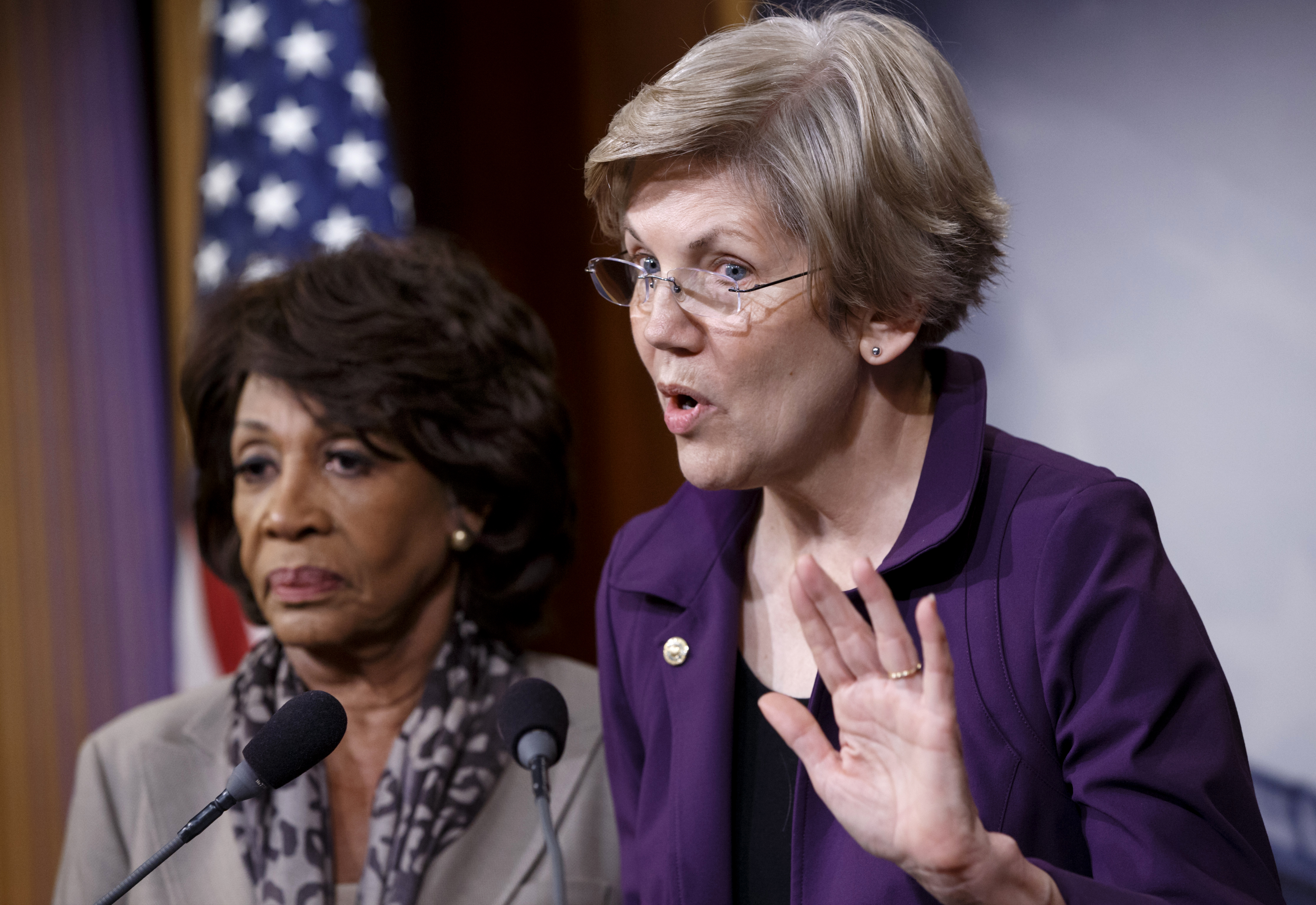 Former Obama aides urging Warren run for president