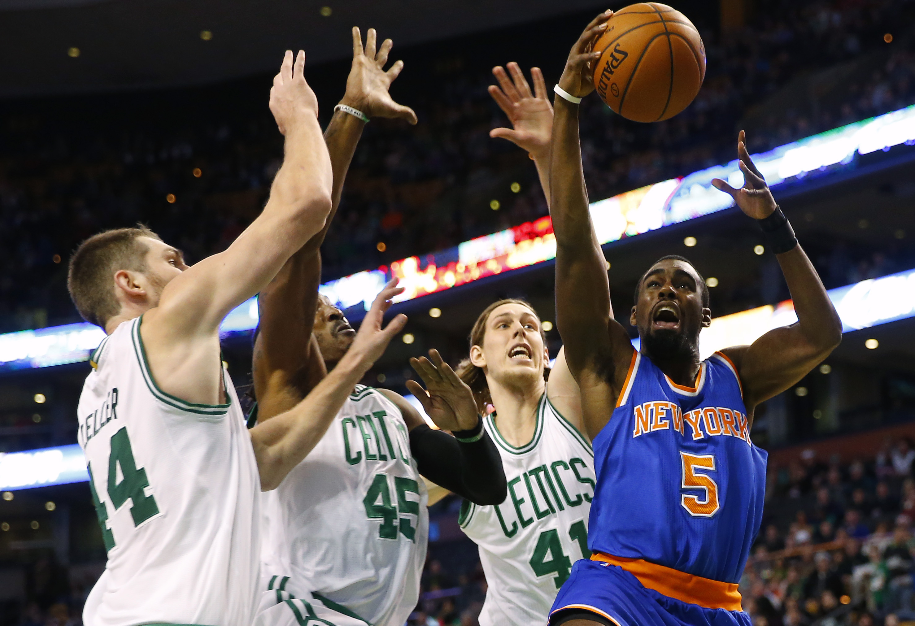 Knicks halt 10-game skid by beating Celtics