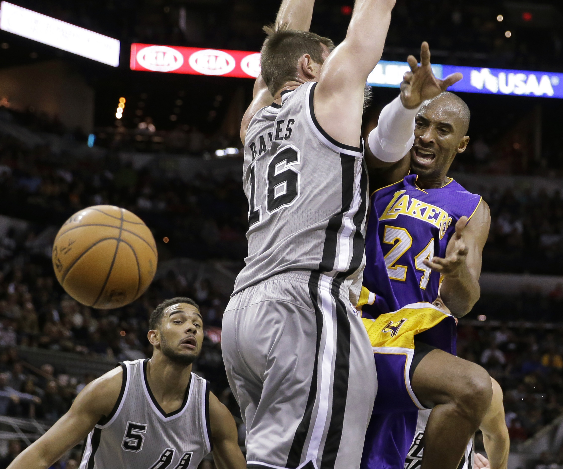 Kobe, Lakers beat Spurs in OT on Young's 3