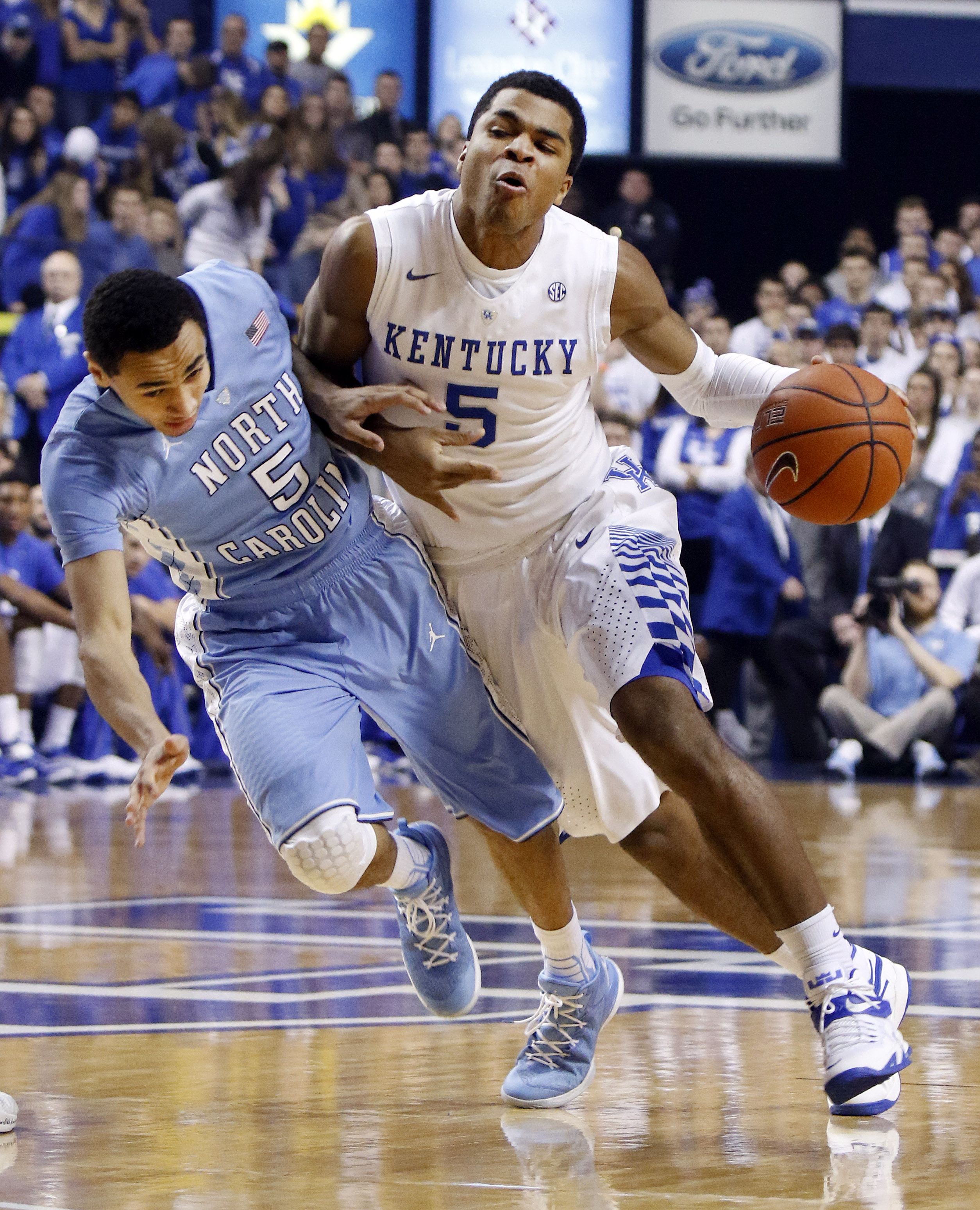 No. 1 Kentucky rolls No. 21 North Carolina 84-70