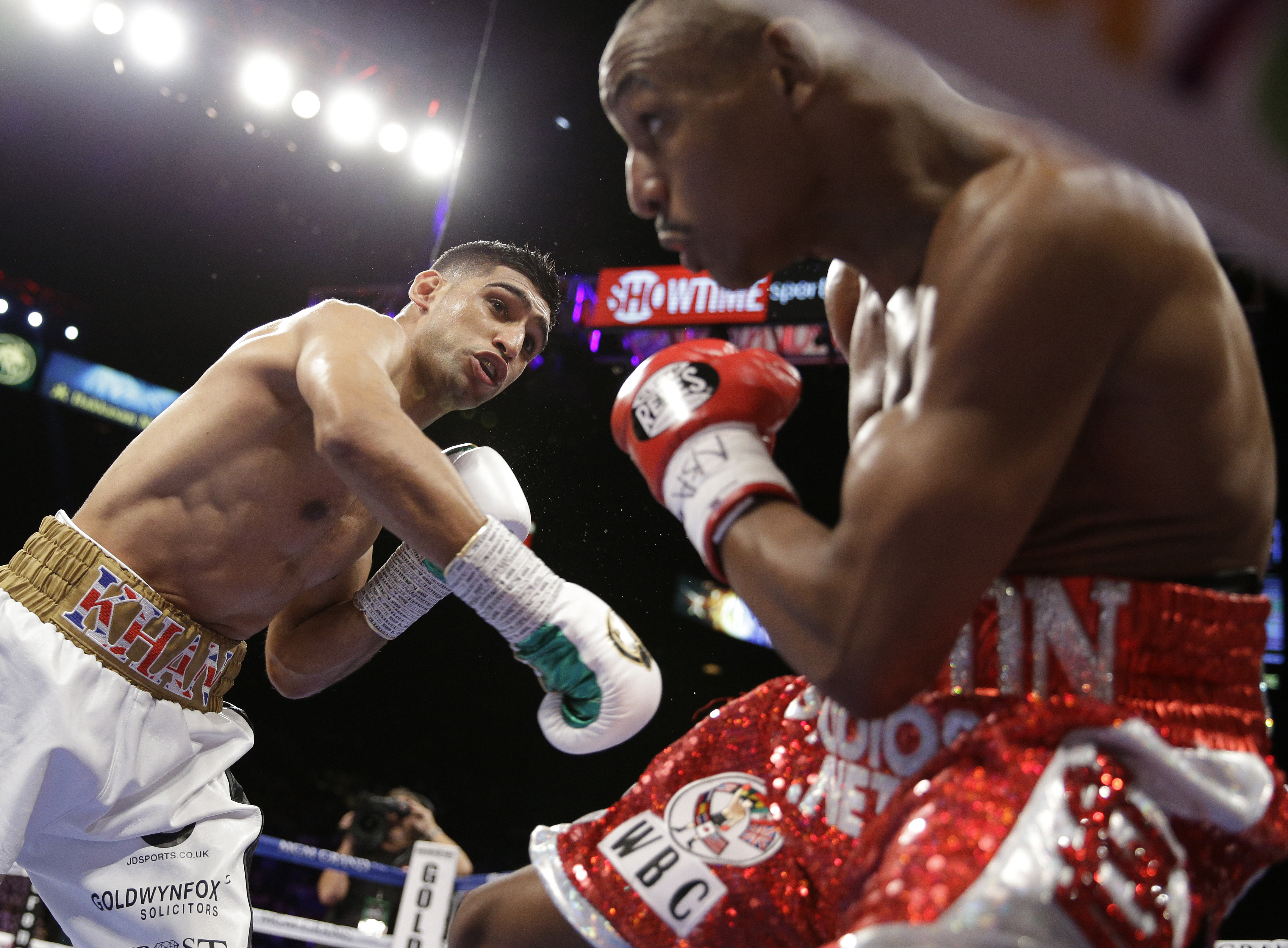 Khan wins welterweight decision over Alexander