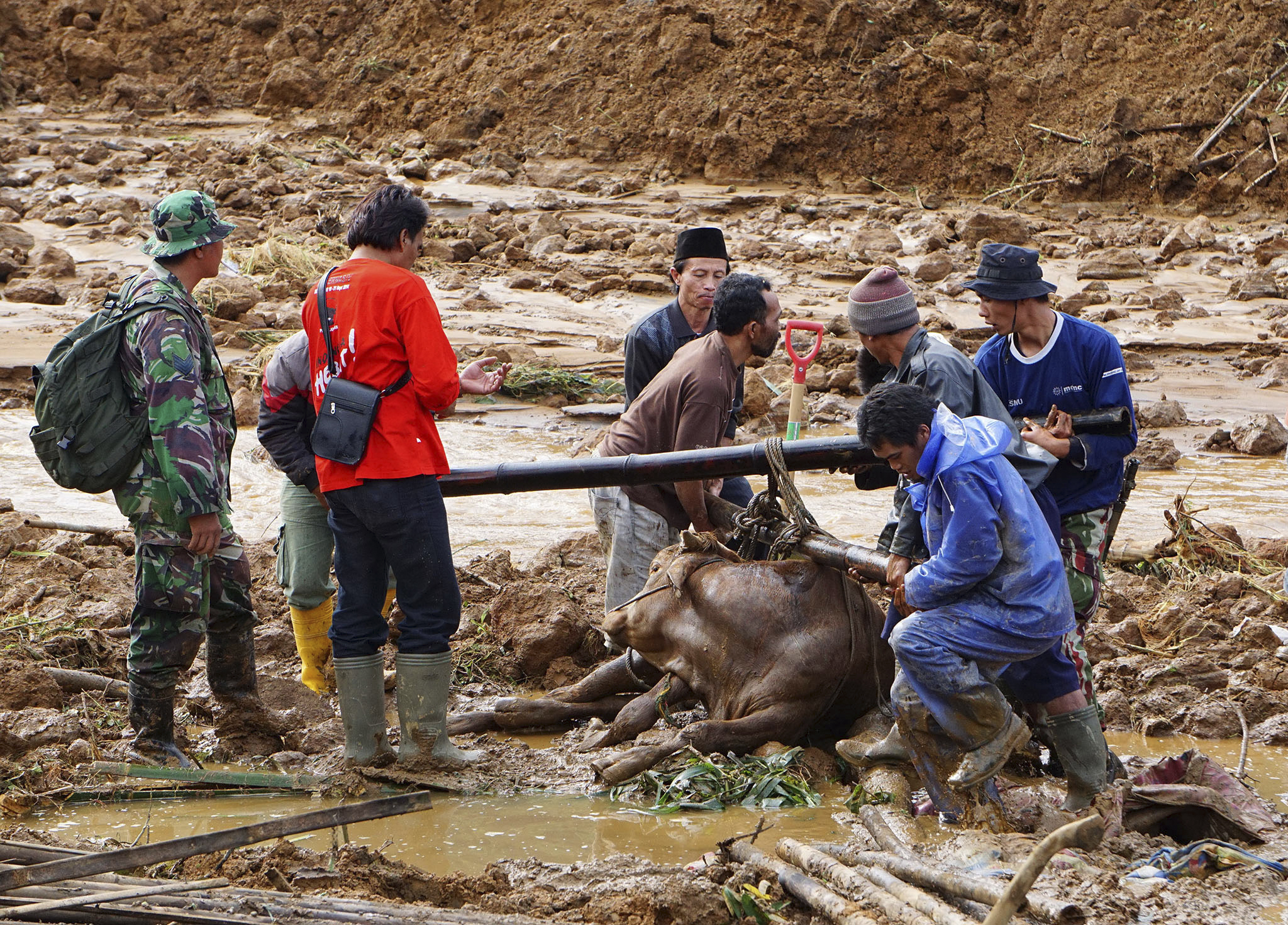 32 dead, 76 missing in central Indonesia mudslide