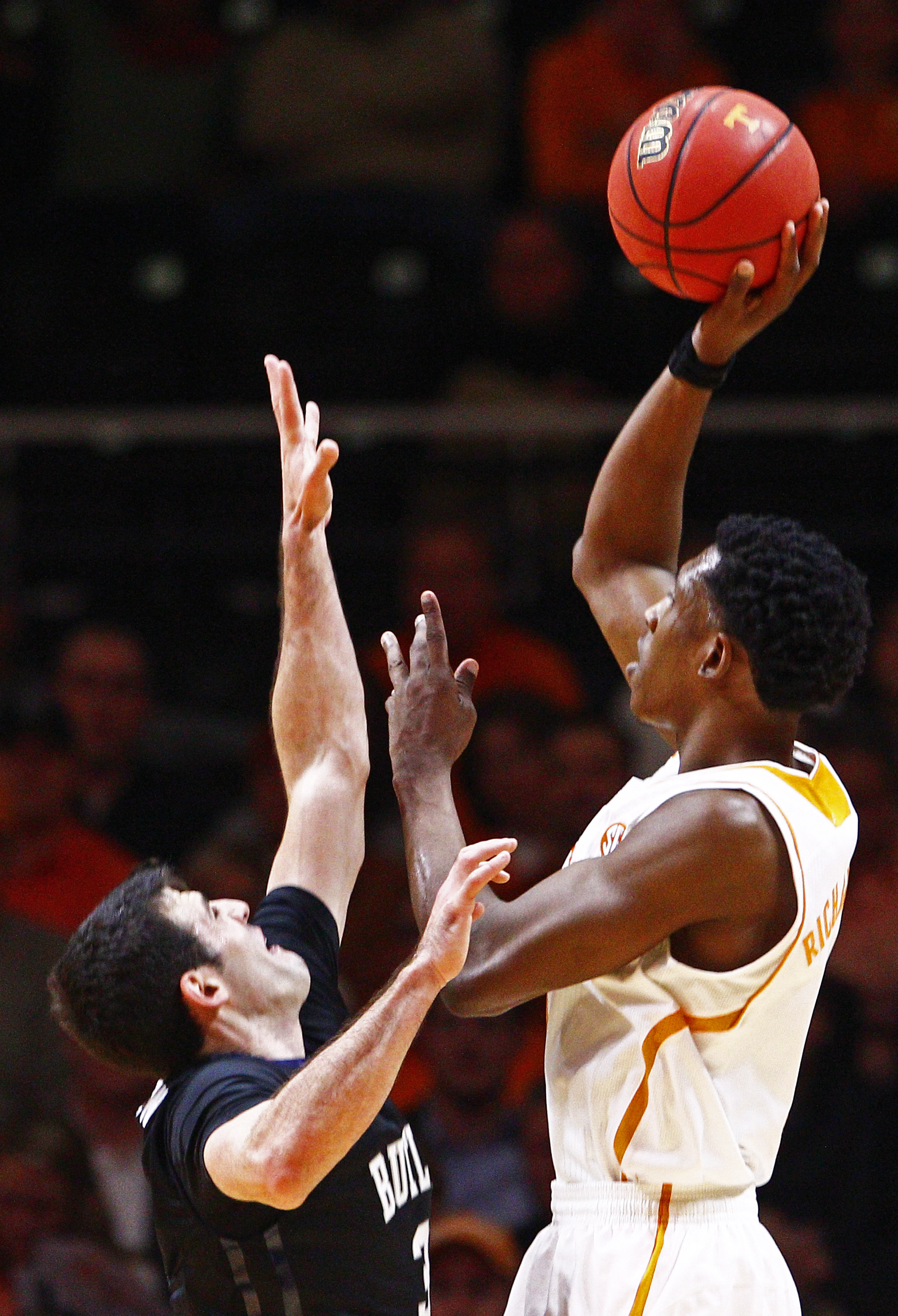 Tennessee rallies to beat No. 15 Butler 67-55