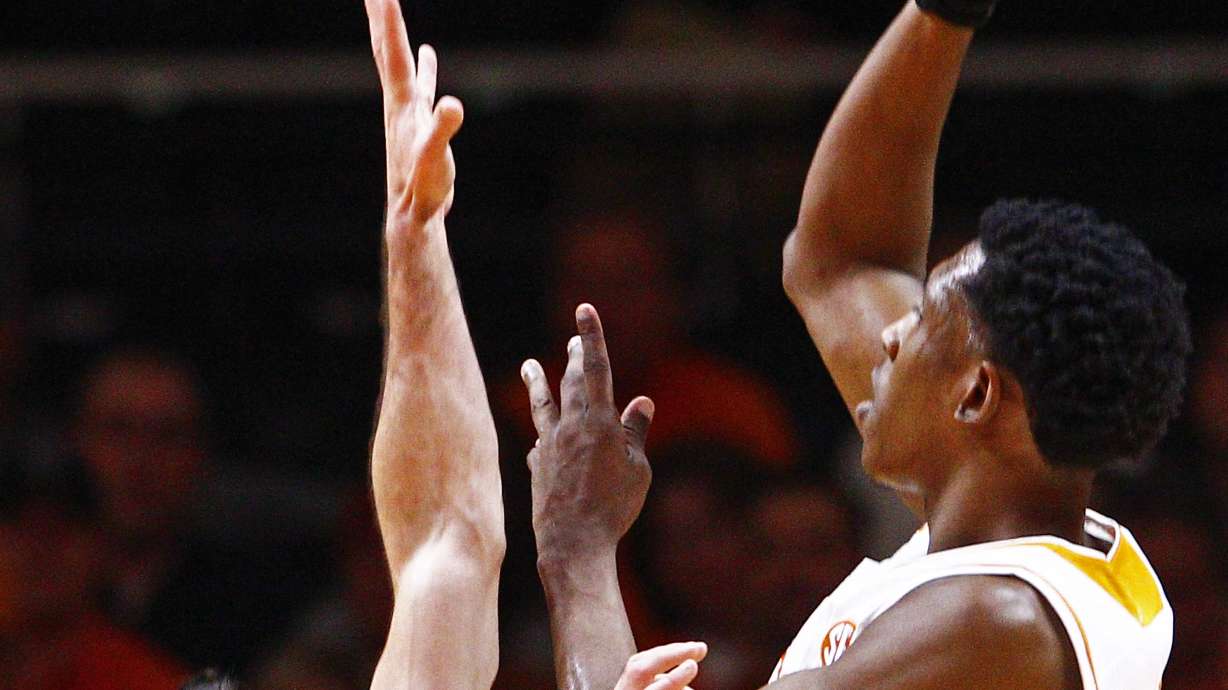Tennessee rallies to beat No. 15 Butler 67-55