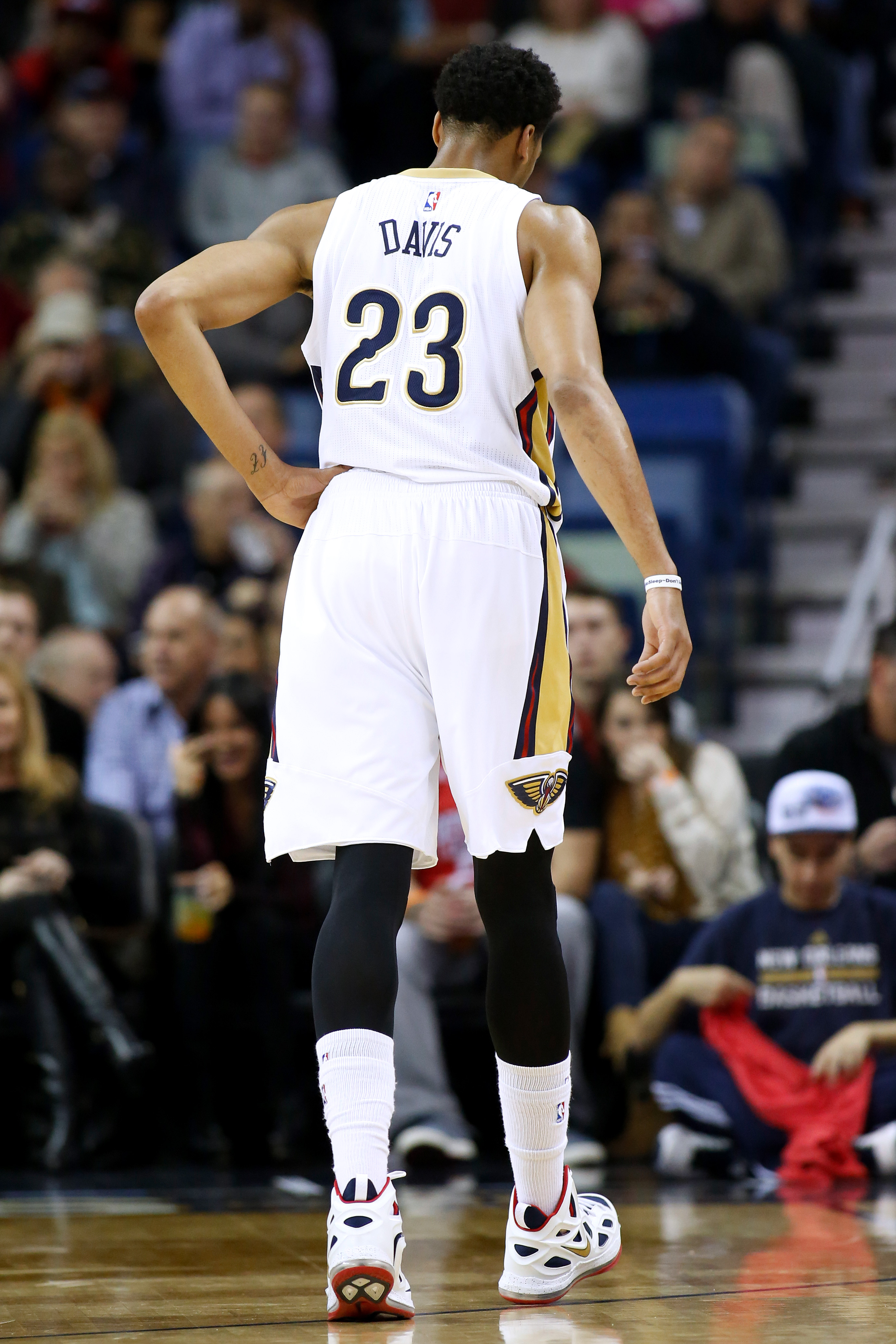 Barnes leaves vs. Pelicans after elbow to mouth