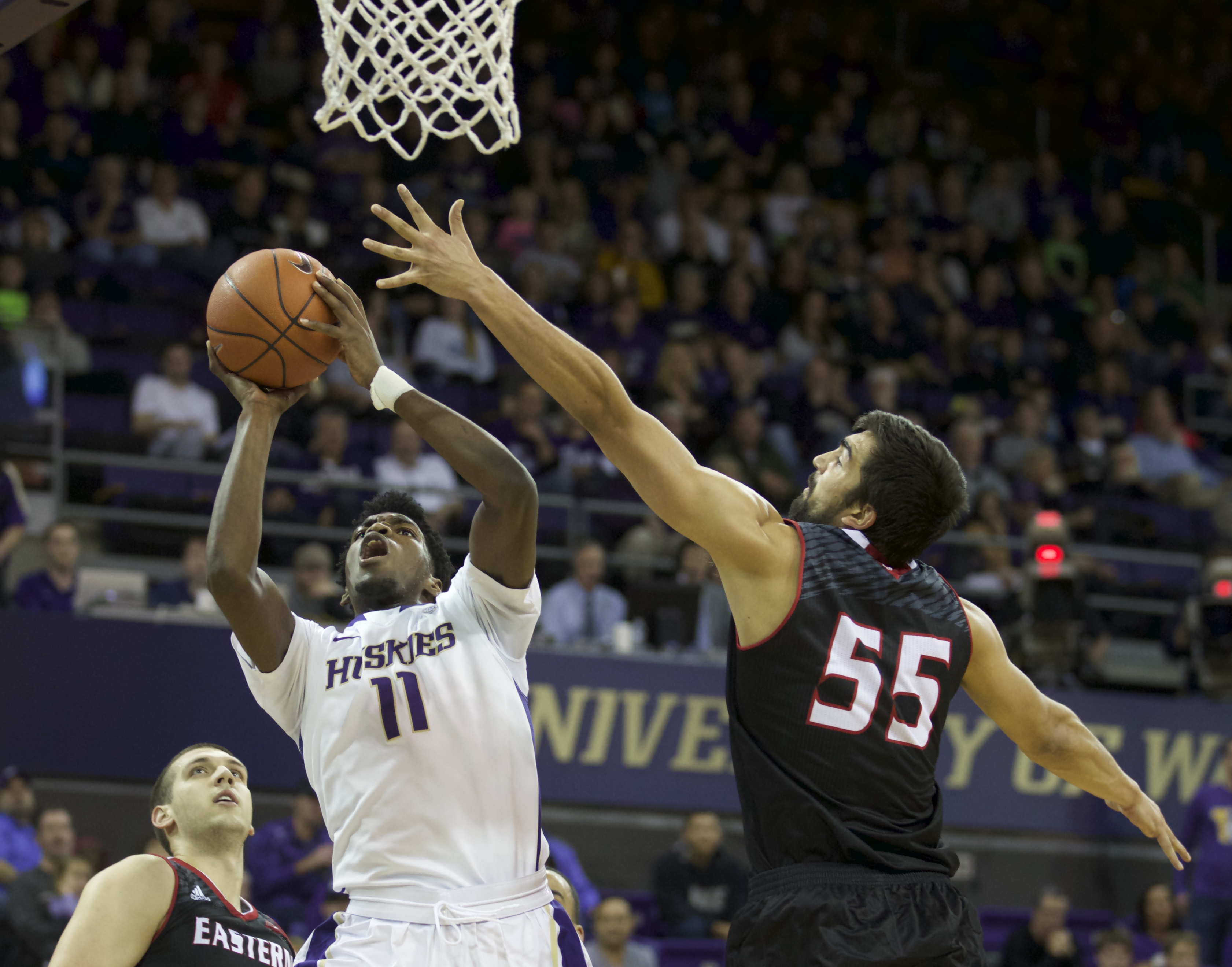 No. 17 Washington stays undefeated with late rally