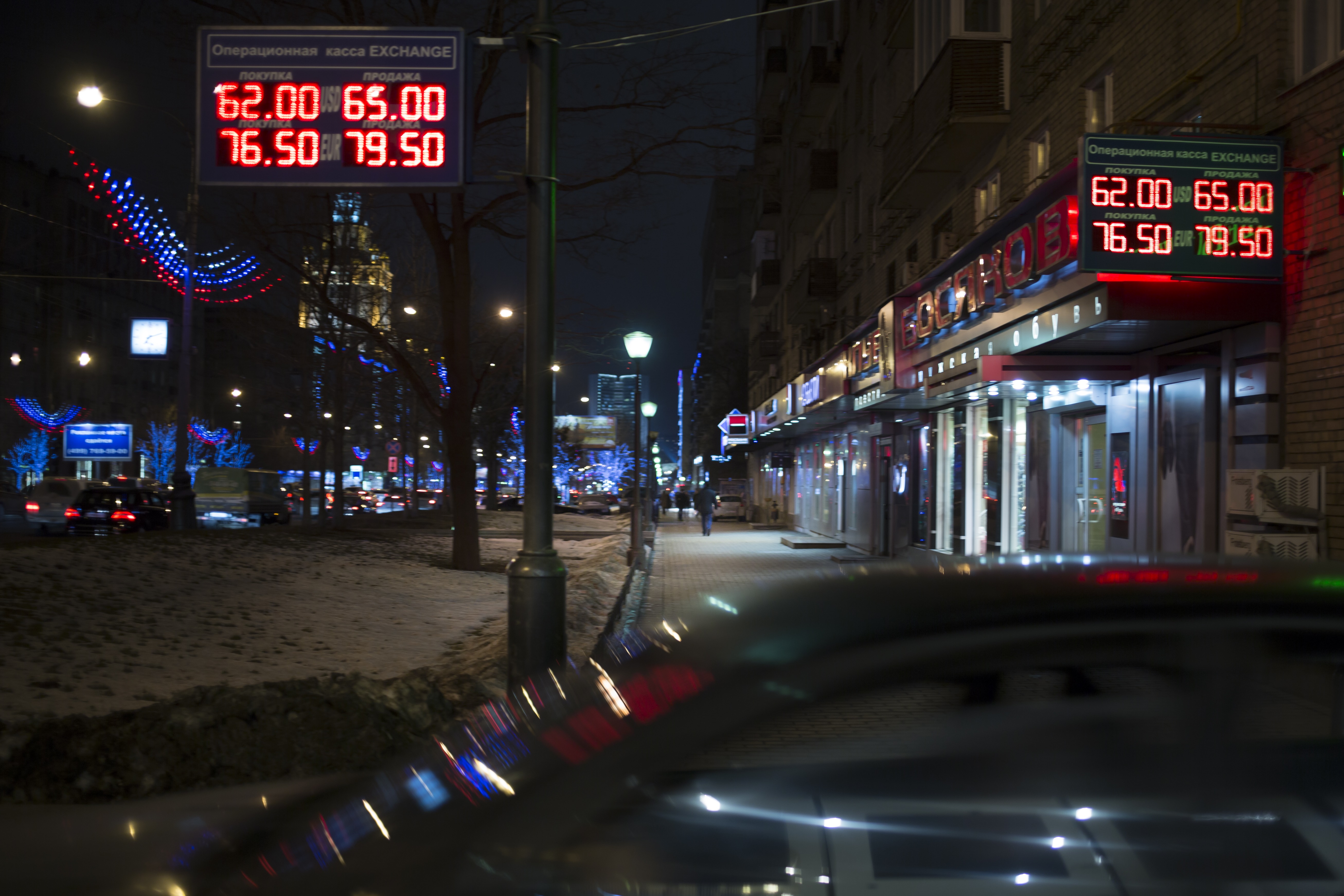 Ruble collapse shakes Russian economy, consumers