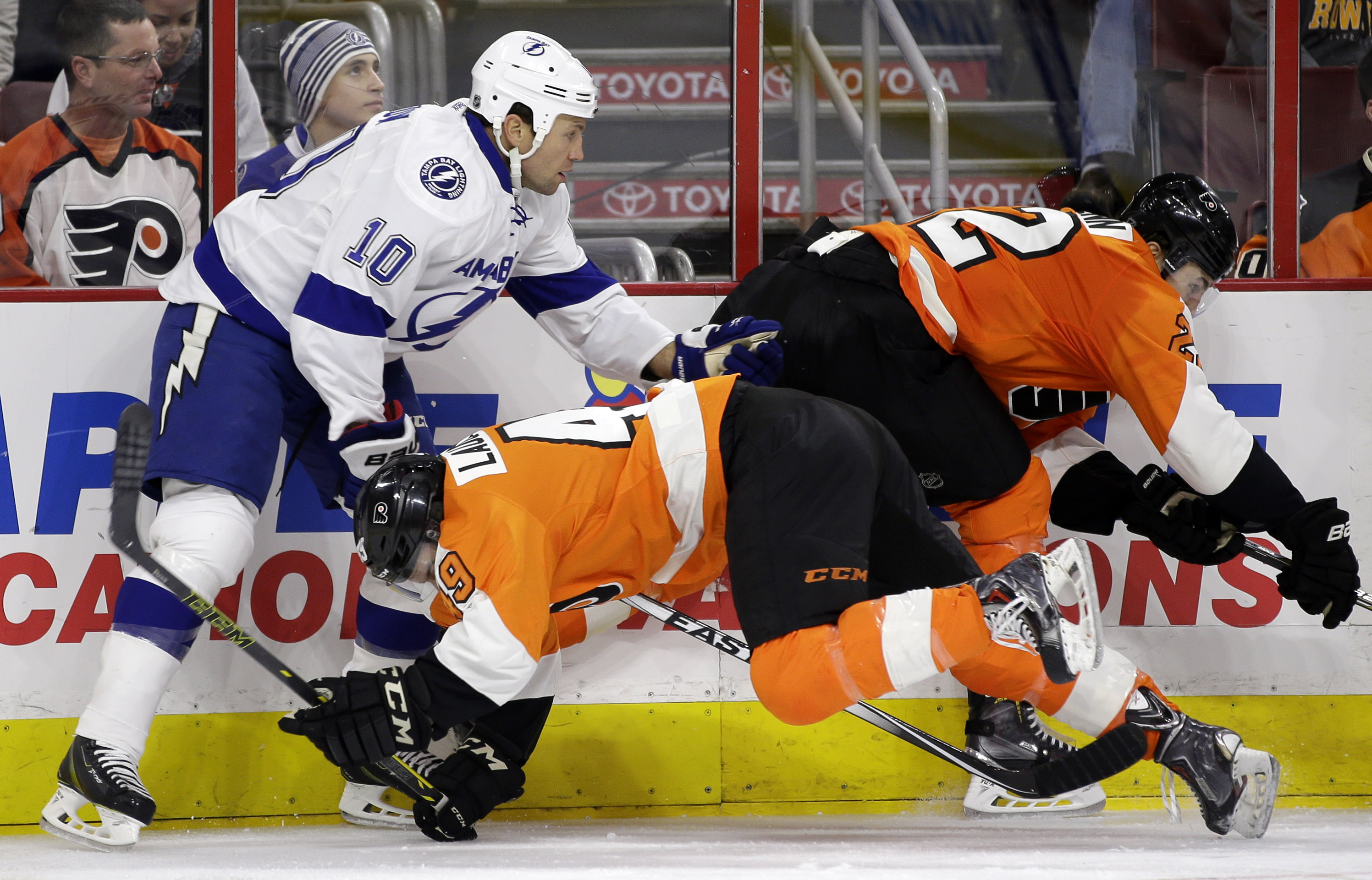Stamkos, Johnson lead Lightning past Flyers 3-1