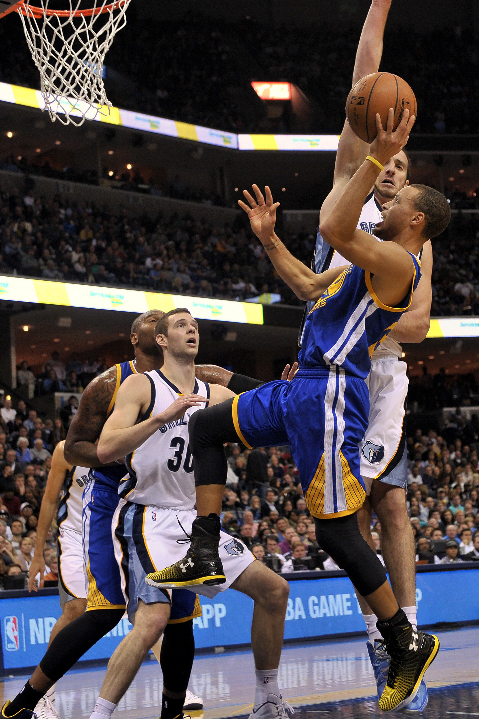 Warriors' 16-game win streak stopped by Grizzlies