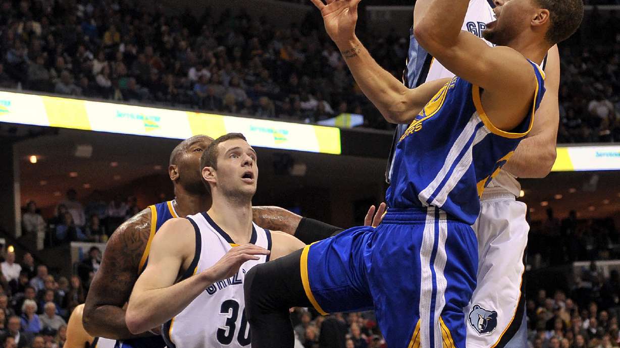 Warriors' 16-game win streak stopped by Grizzlies