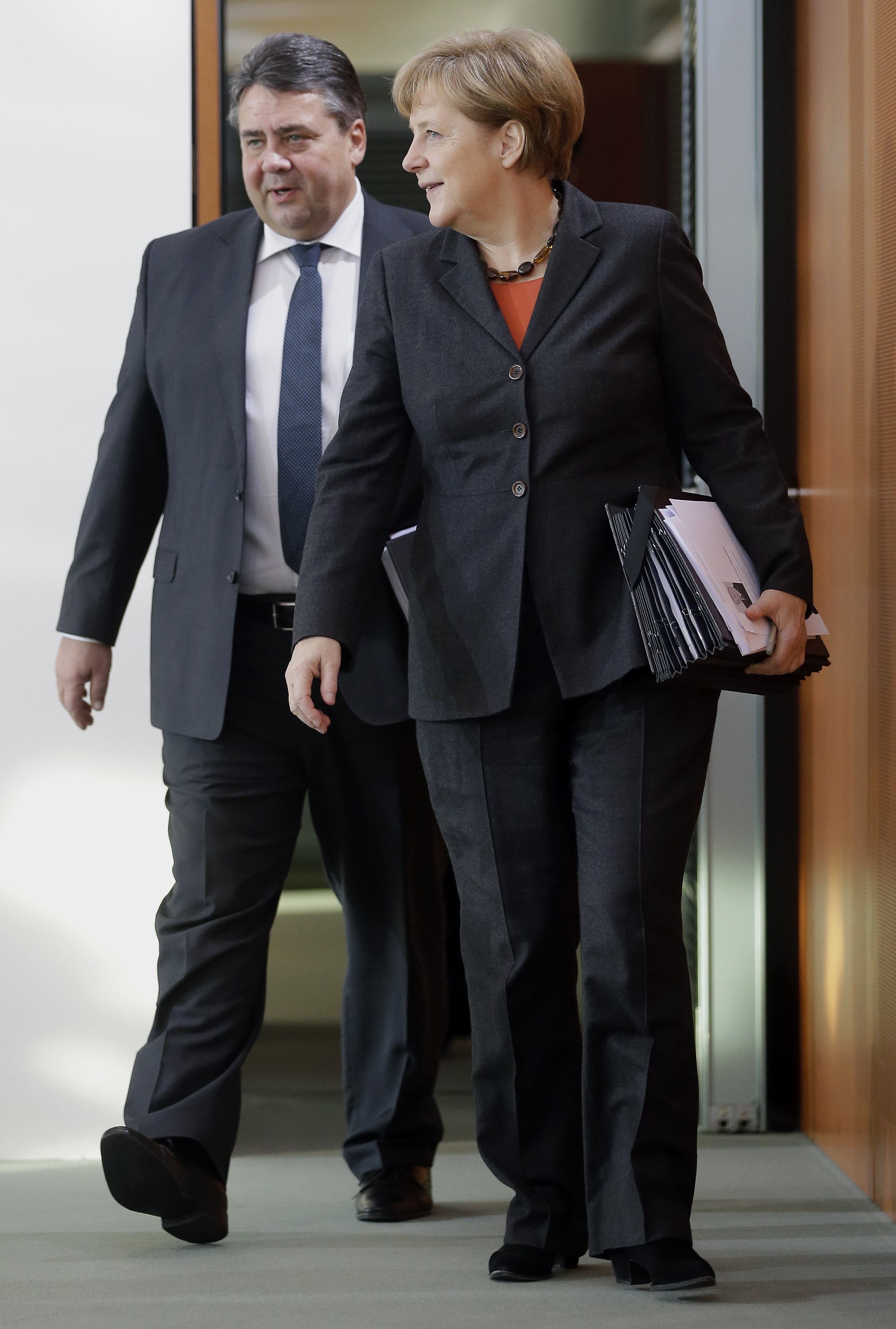 Germany to send up to 100 troops to train Kurds