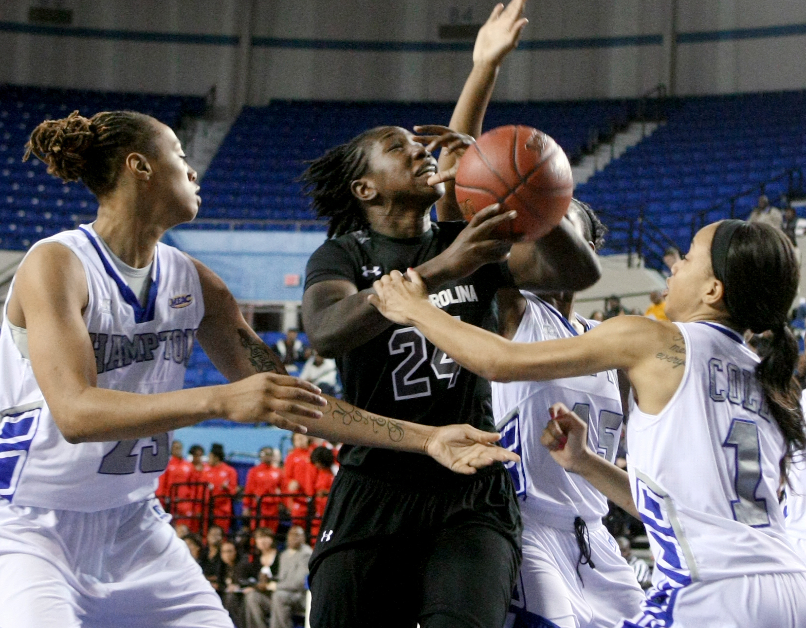 No. 1 South Carolina rolls over Hampton, 69-49