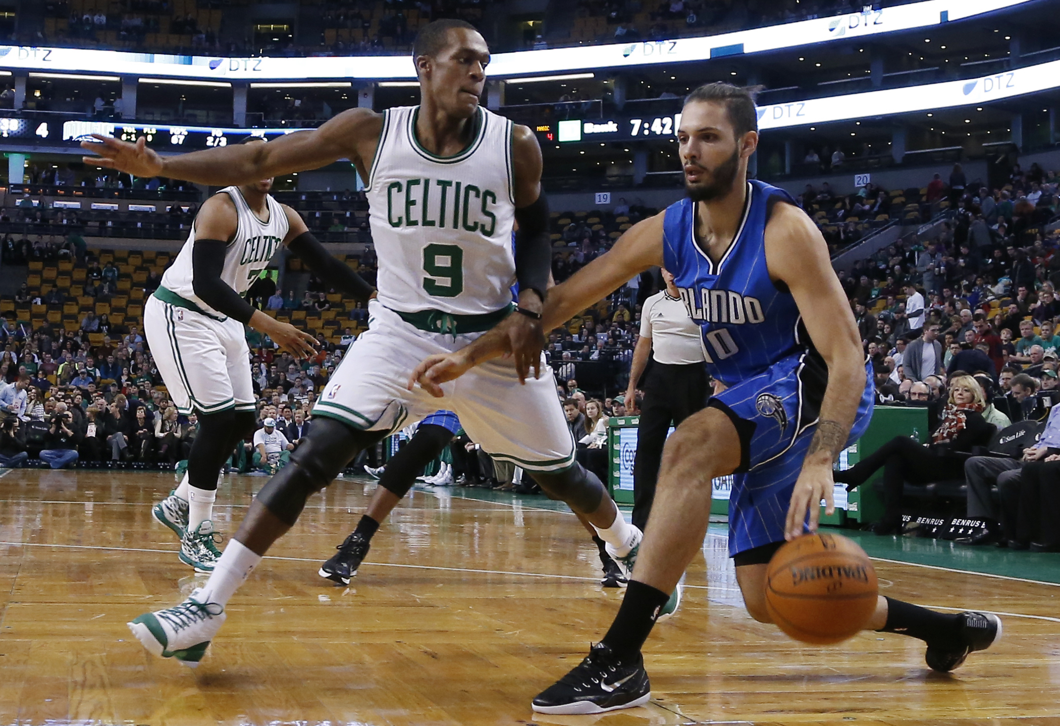 Celtics trade Rondo to Mavericks