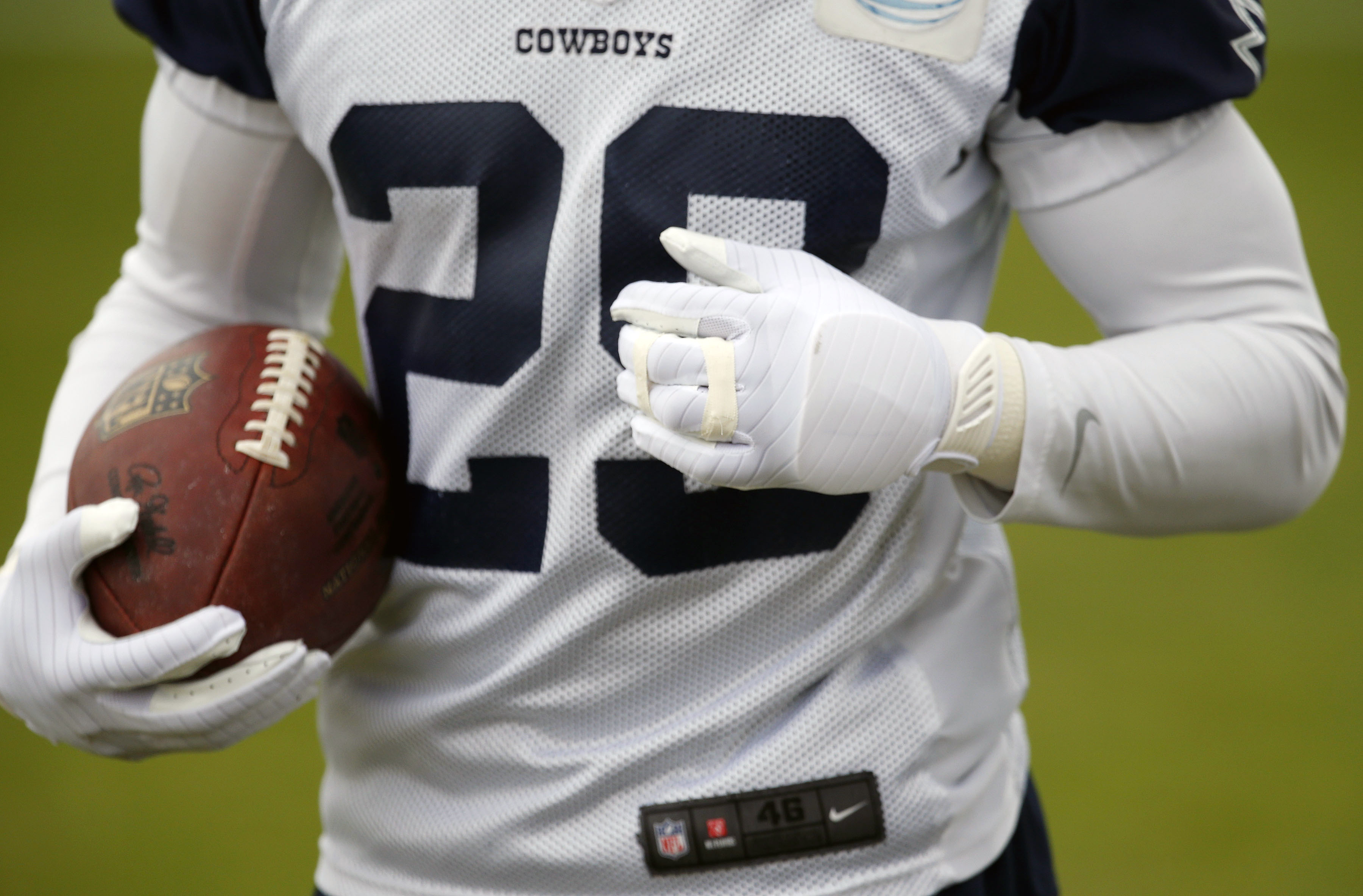Cowboys' Murray looking like go with broken hand