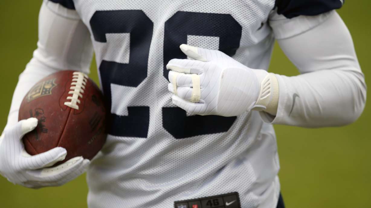 Cowboys' Murray looking like go with broken hand