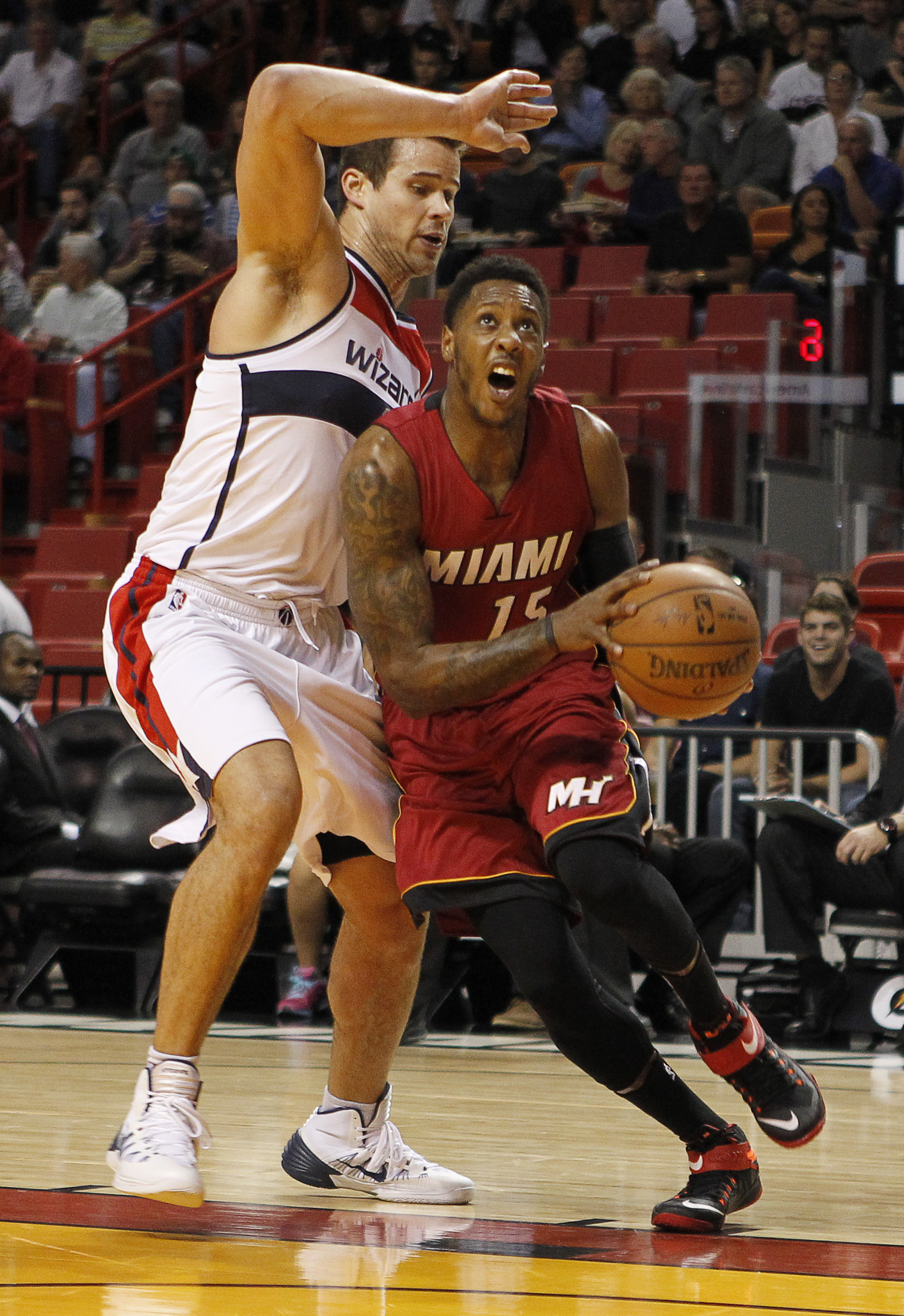 Wizards rally down stretch, top Heat 105-103