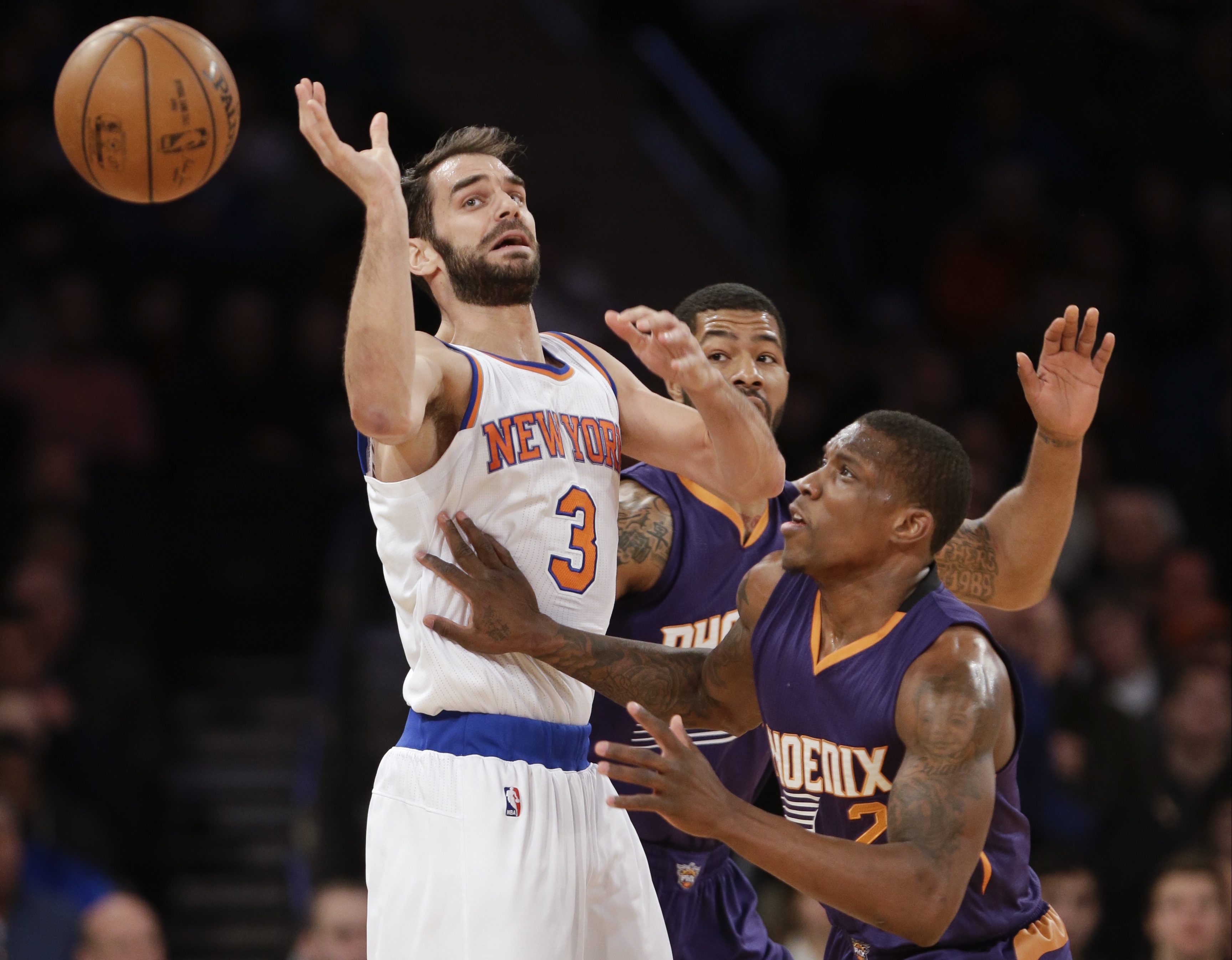 Bledsoe, Thomas carry Suns past Knicks, 99-90