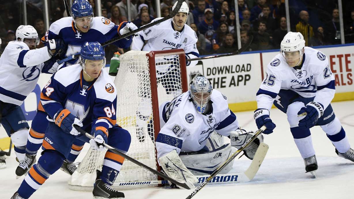 Islanders rally late, stun Lightning 3-1